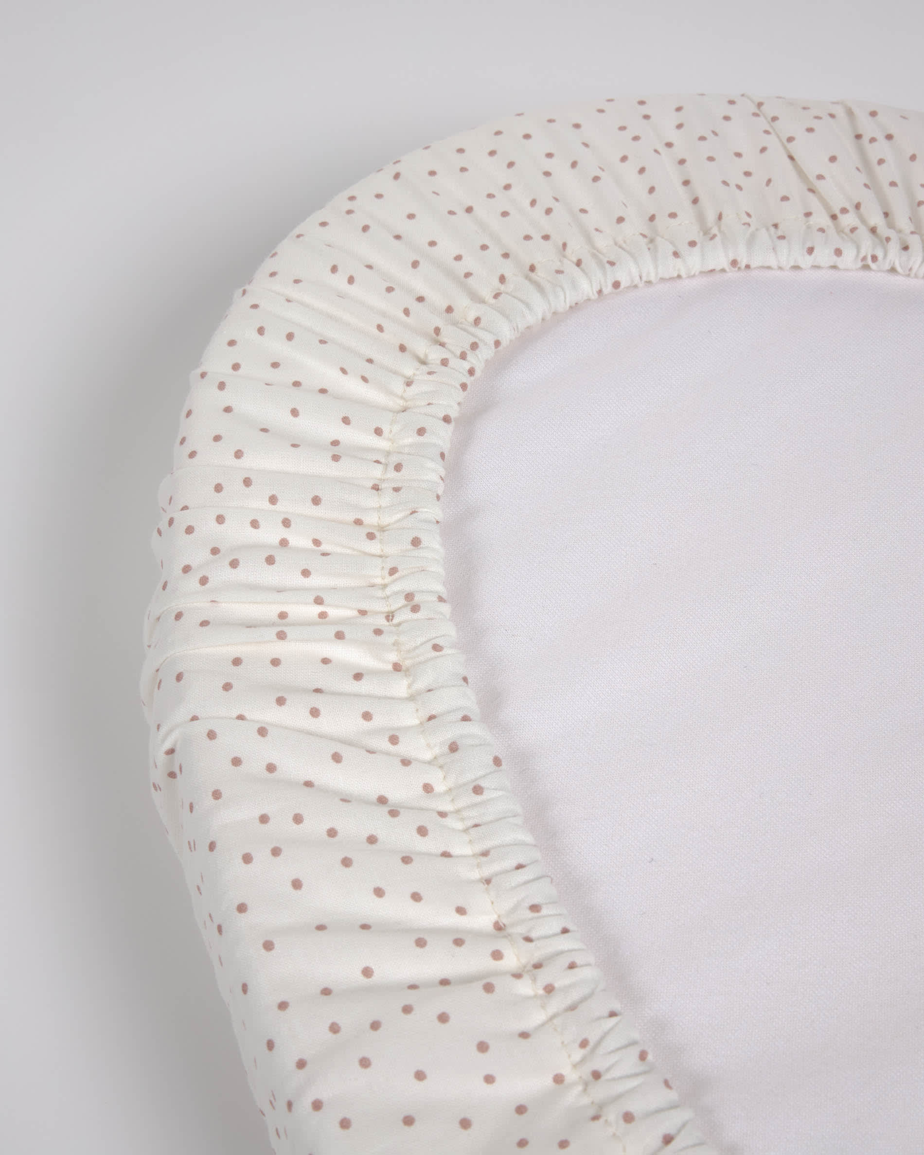 100% cotton (GOTS) sheet with pink dots for Nahima moses basket - Image 3