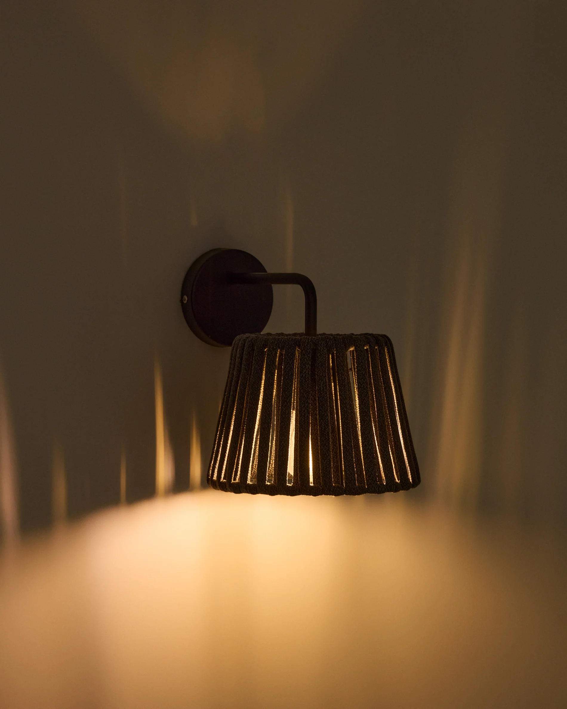Aldet black outdoor wall light in flat rope cord and metal - Image 4