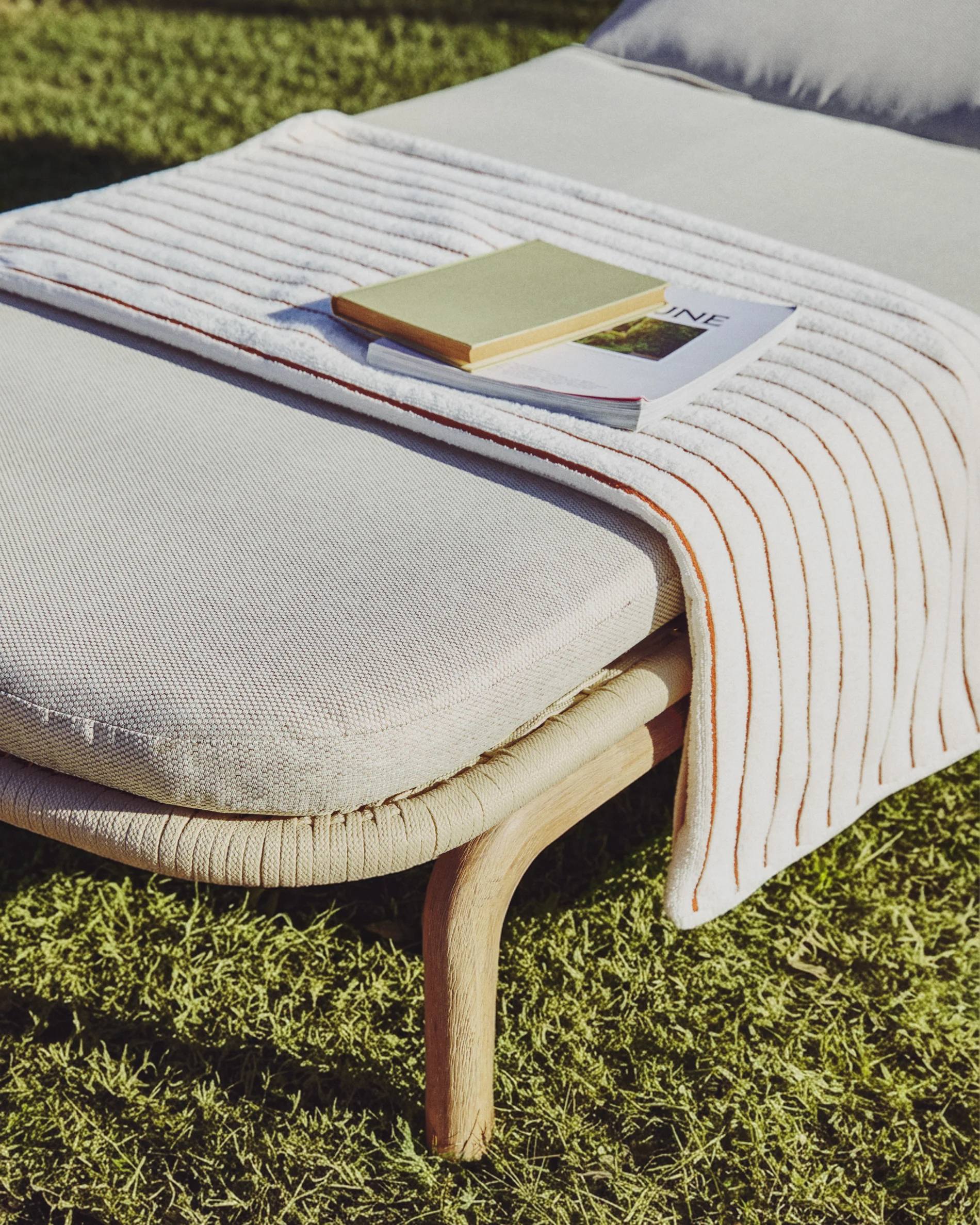 Alipa sun lounger in FSC 100% solid acacia wood and ecru rope cord - Image 7