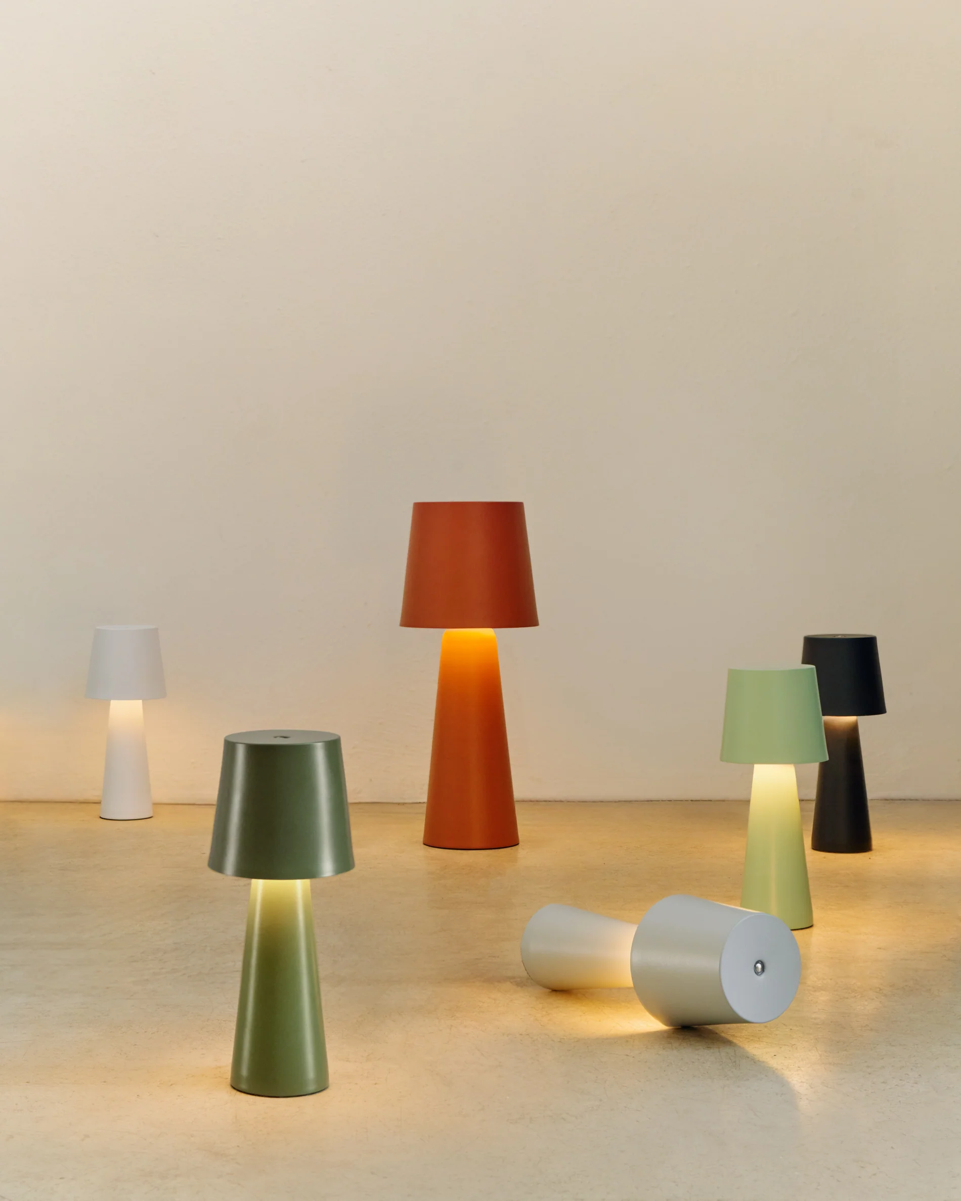 Arenys small outdoor metal table lamp in a grey painted finish - Image 4