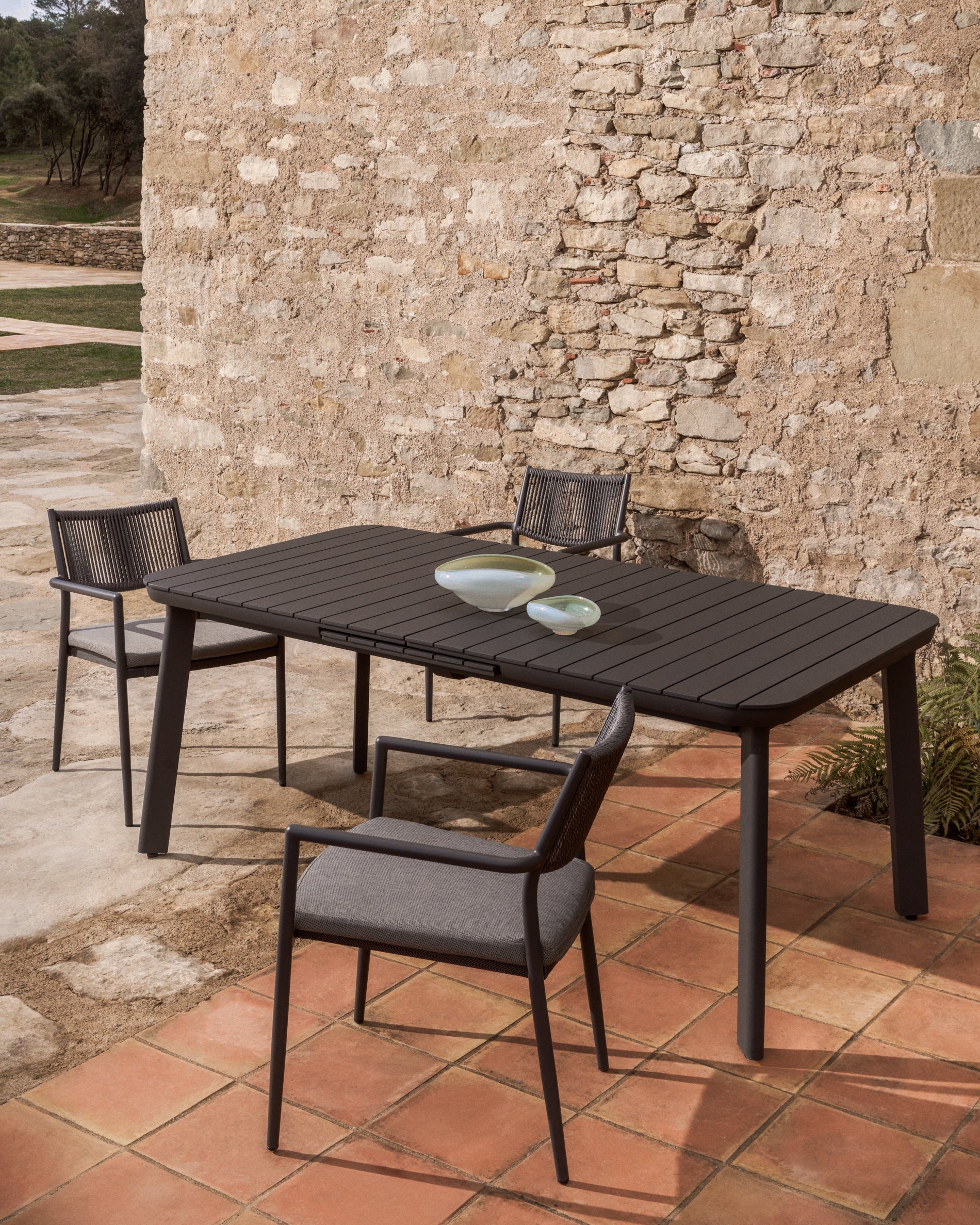 Argasi stackable outdoor chair in graphite aluminium and dark grey synthetic rope cord - Image 7