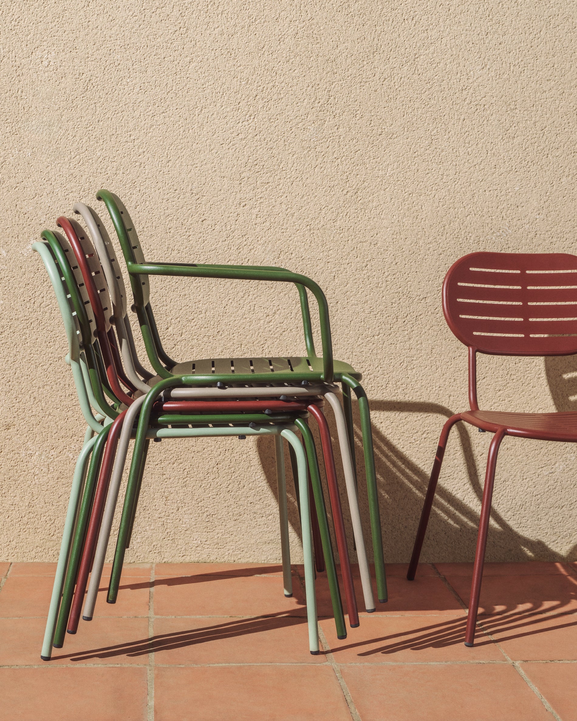 Brai stackable outdoor chair in burgundy galvanised steel - Image 7