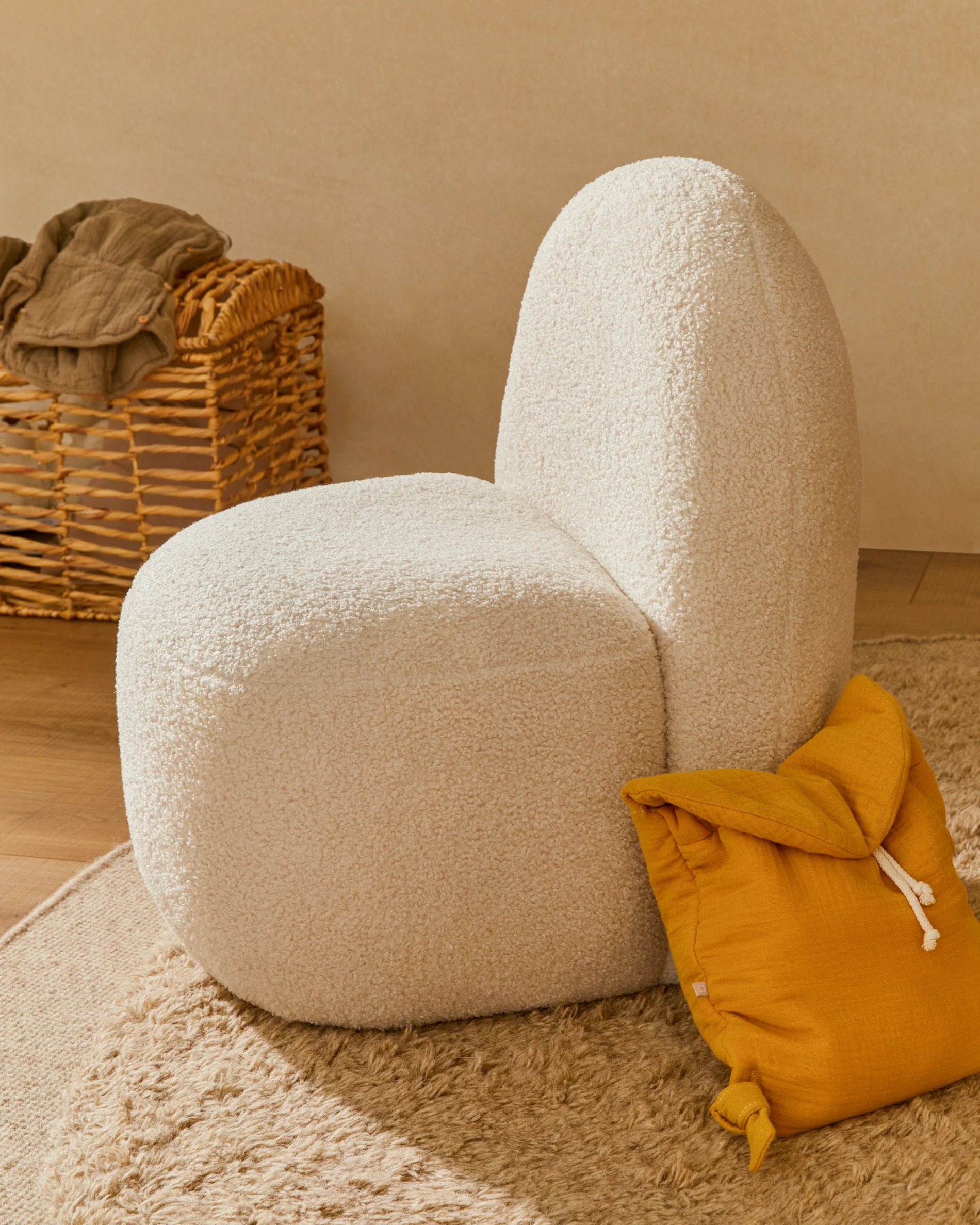 Bucky child’s armchair in white bouclé FSC 100% - Image 2