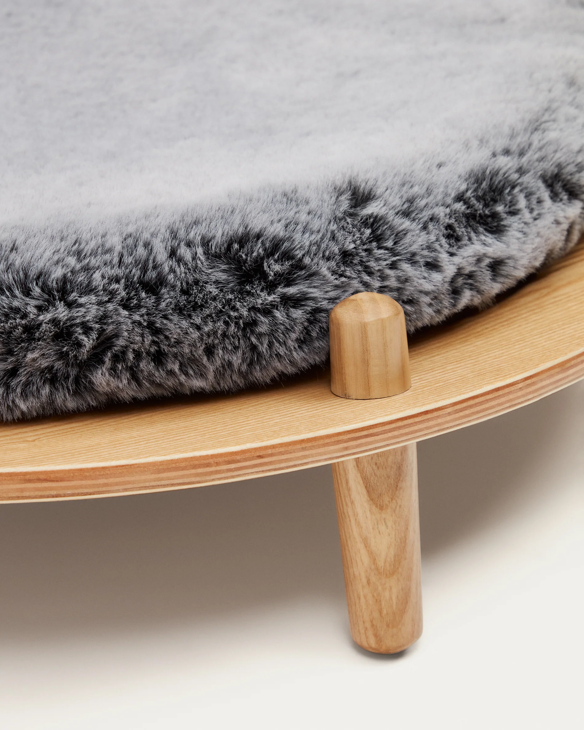 Bunola bed for pets made of ash plywood and cushion in grey fur, Ø 70 cm - Image 3