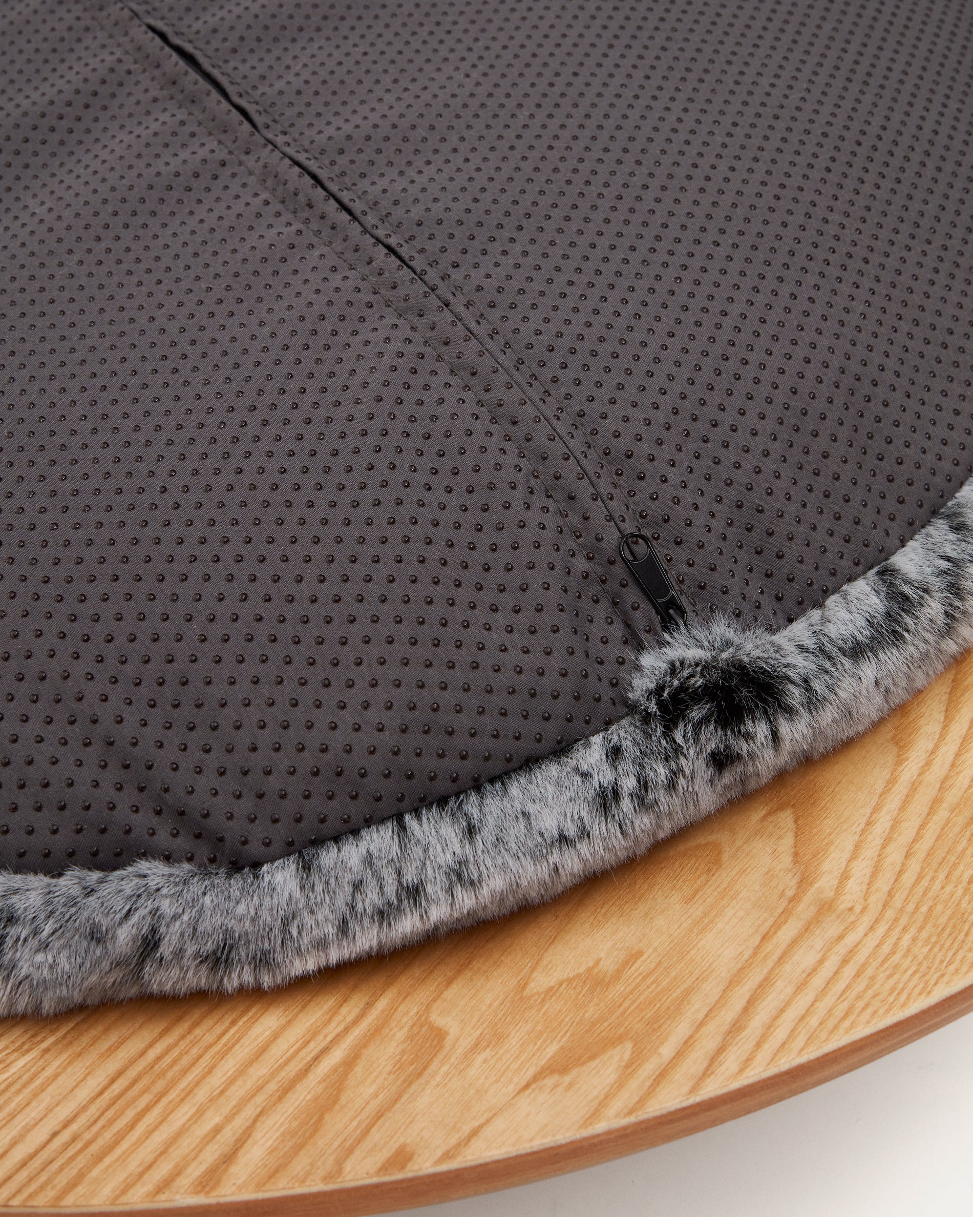 Bunola bed for pets made of ash plywood and cushion in grey fur, Ø 70 cm - Image 5
