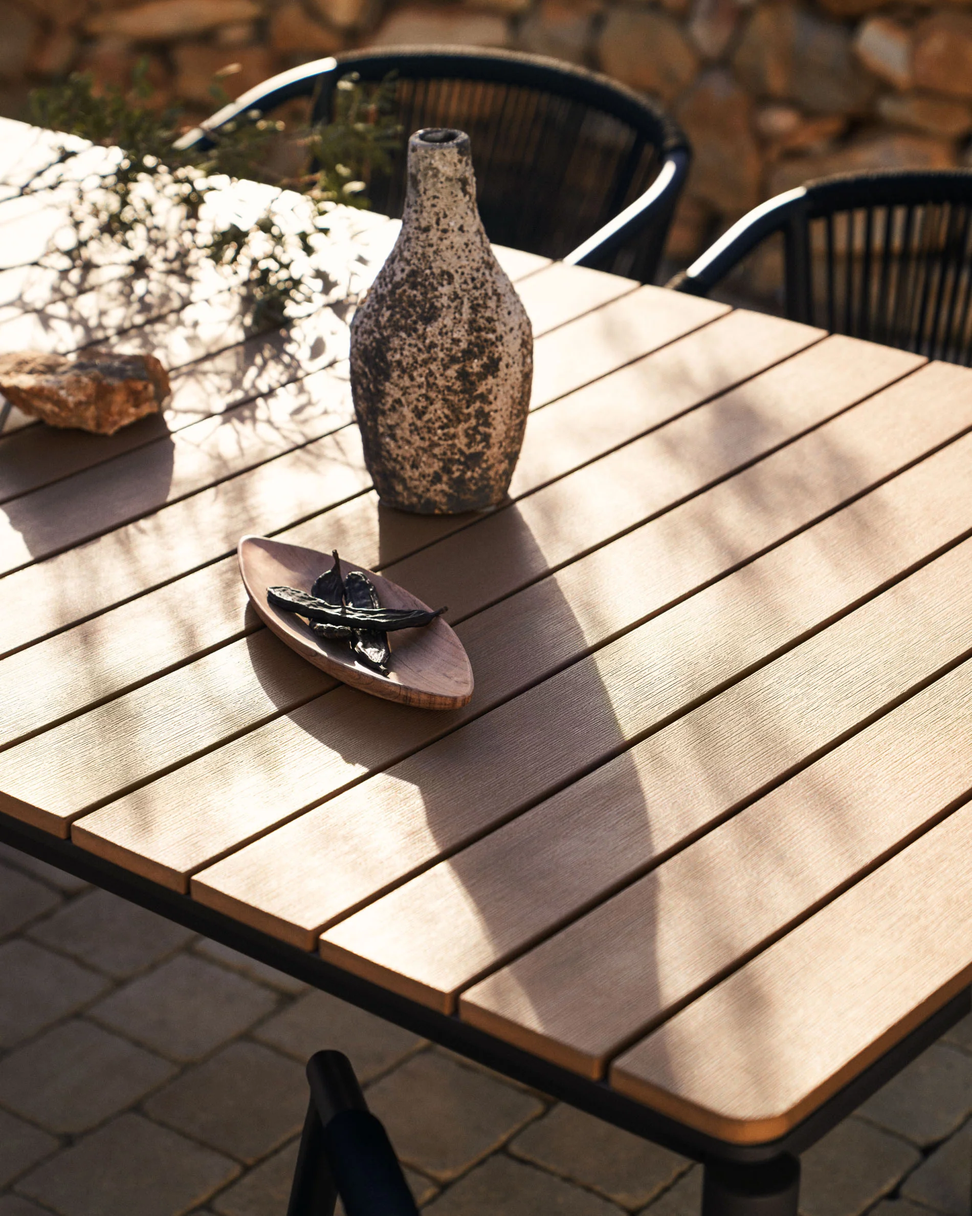Canyelles extendable outdoor table, plastic lumber & matte black aluminium, 140 (200) x 90 cm - Image 2