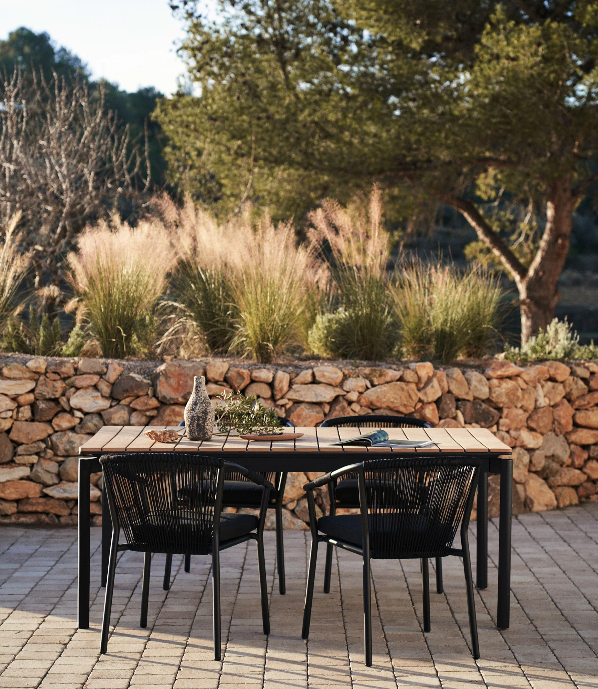 Canyelles extendable outdoor table, plastic lumber & matte black aluminium, 140 (200) x 90 cm - Image 4