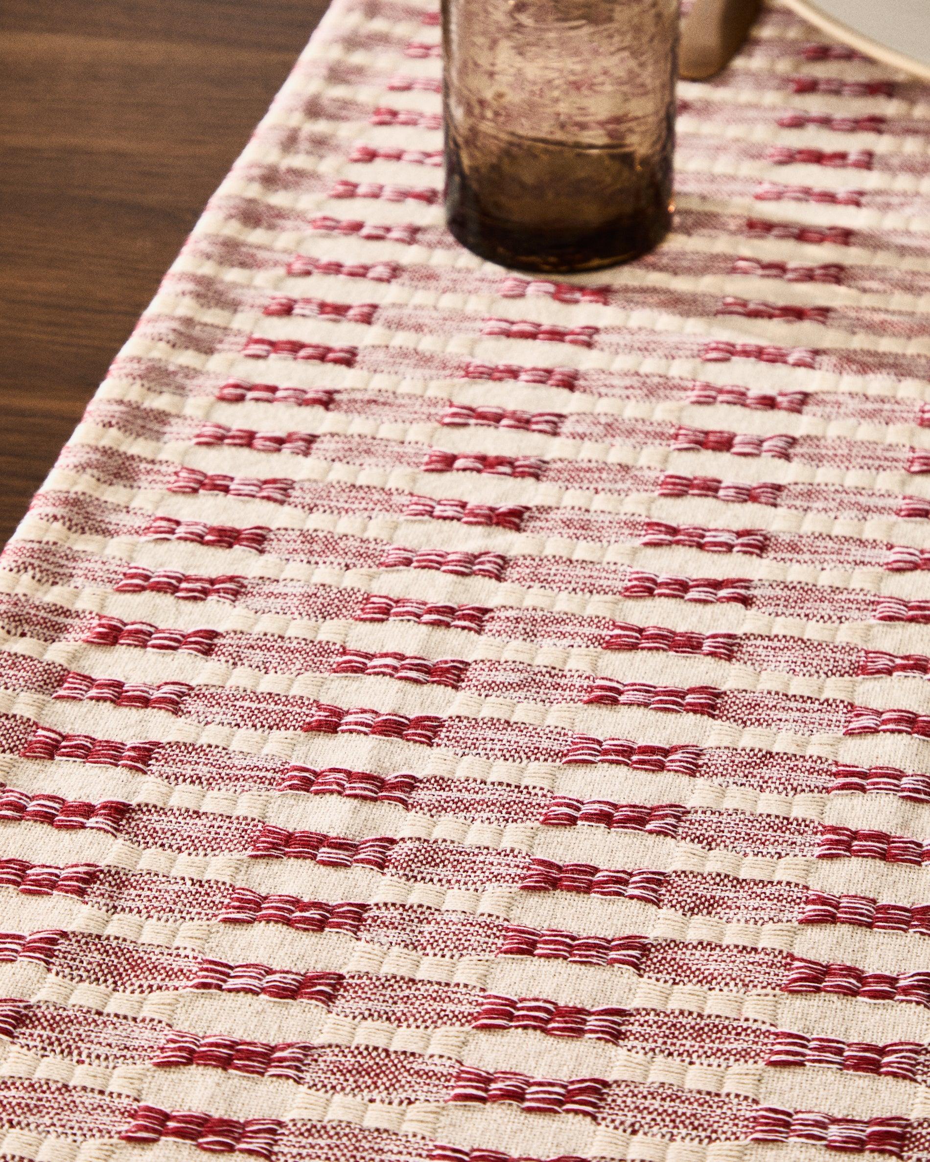 Coren table runner in contrasting red 100% cotton jacquard 50 x 150cm - Image 2