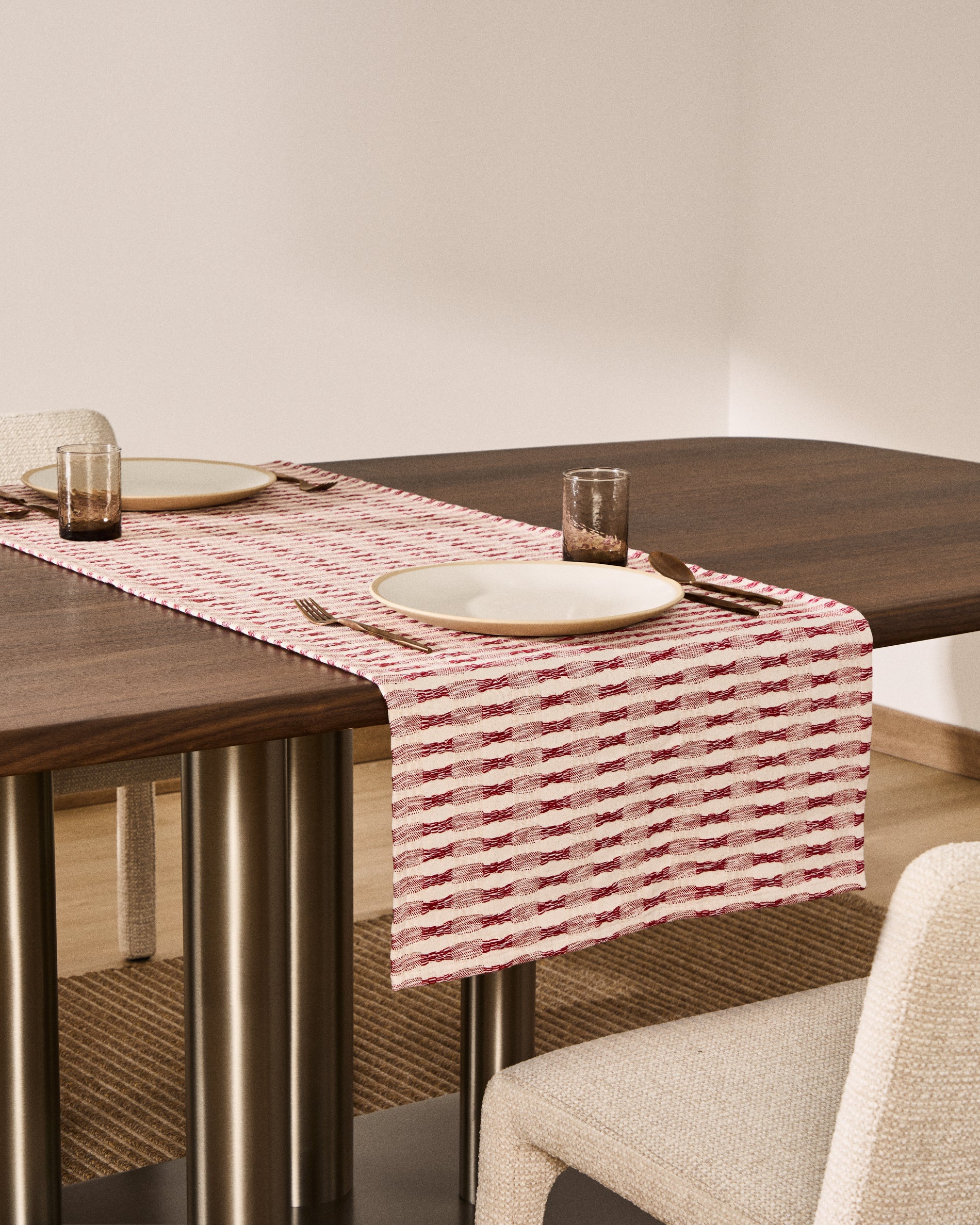 Coren table runner in contrasting red 100% cotton jacquard 50 x 150cm - Image 3
