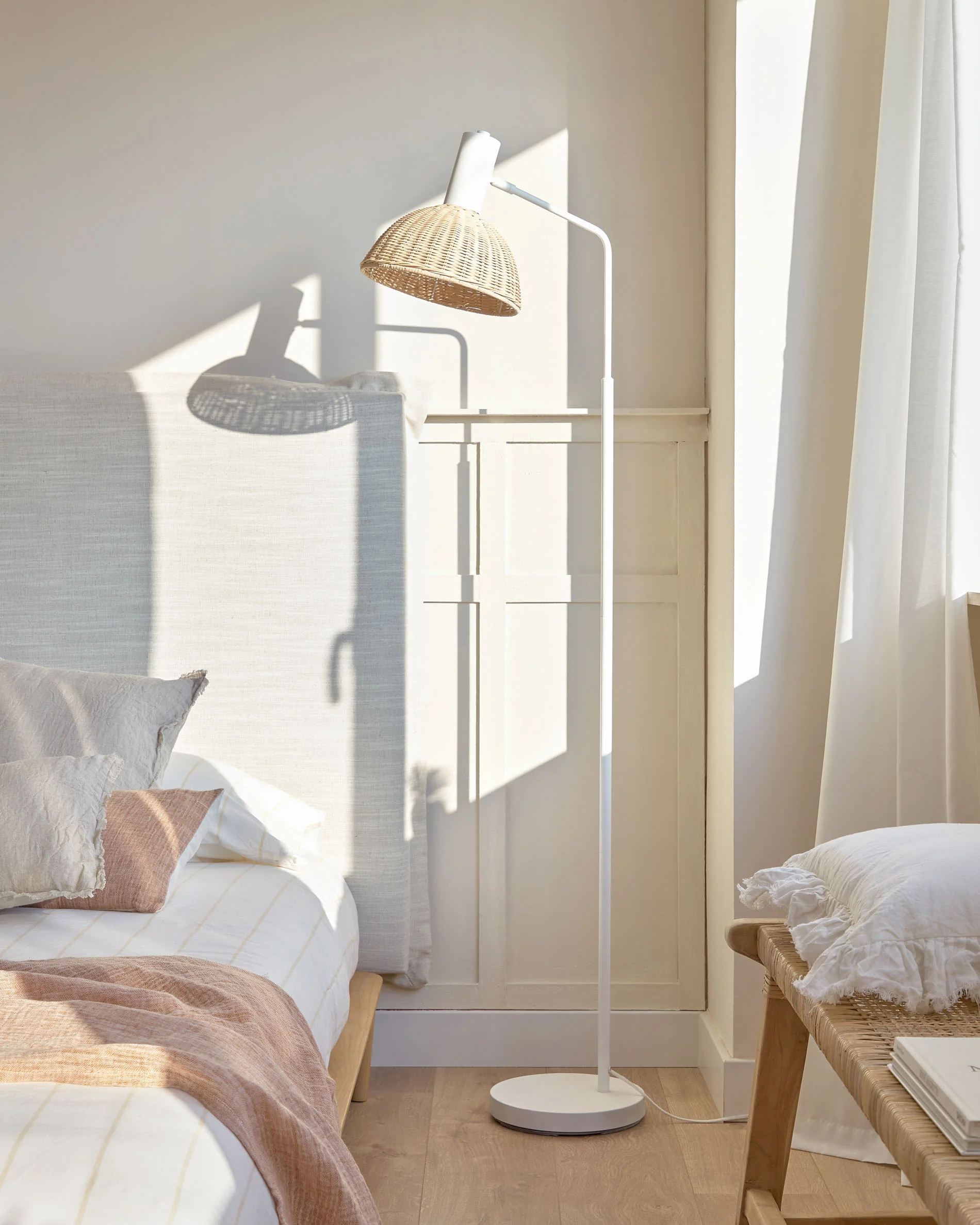 Damila floor lamp in metal with white finish and rattan with natural finish - Image 2