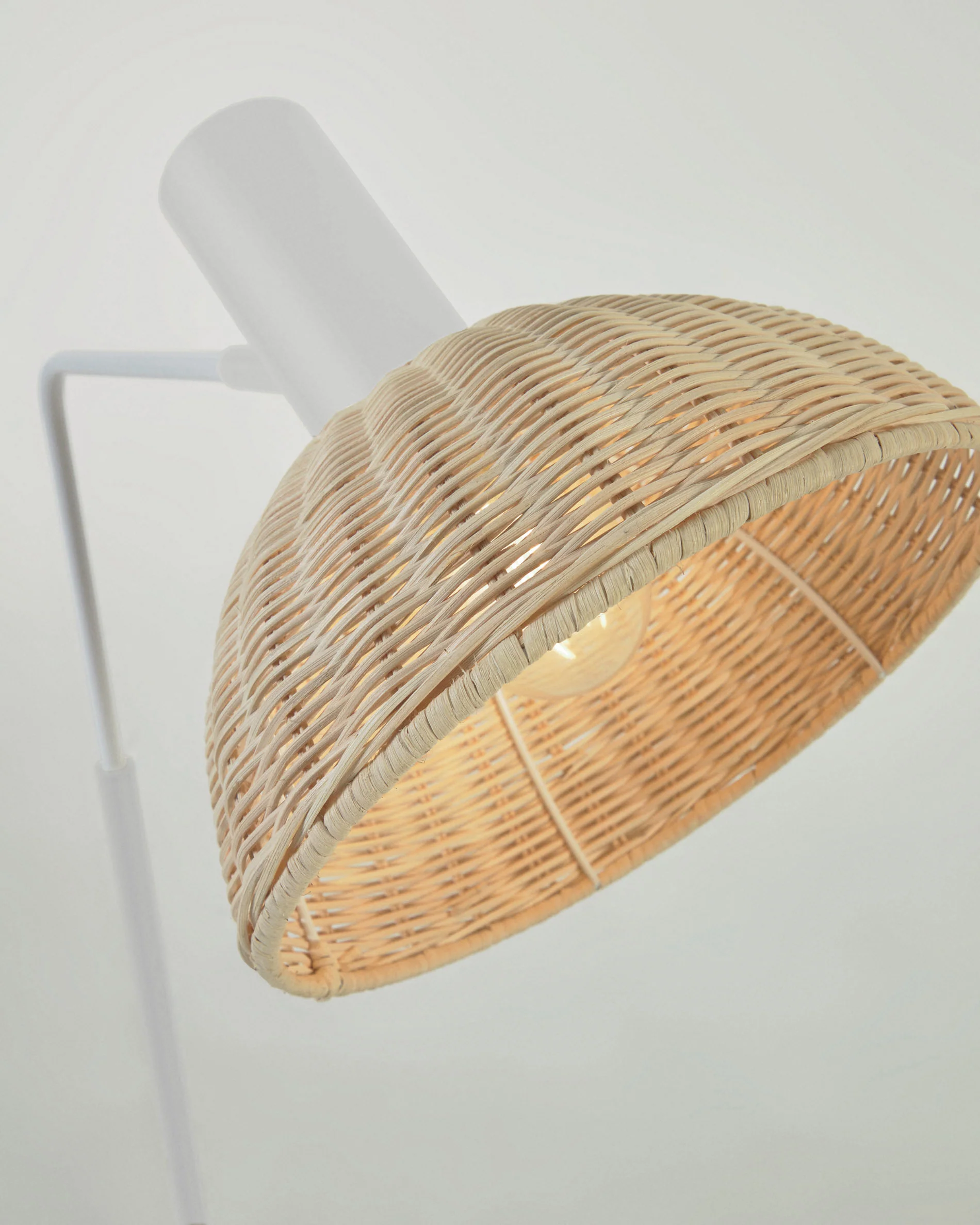 Damila floor lamp in metal with white finish and rattan with natural finish - Image 3