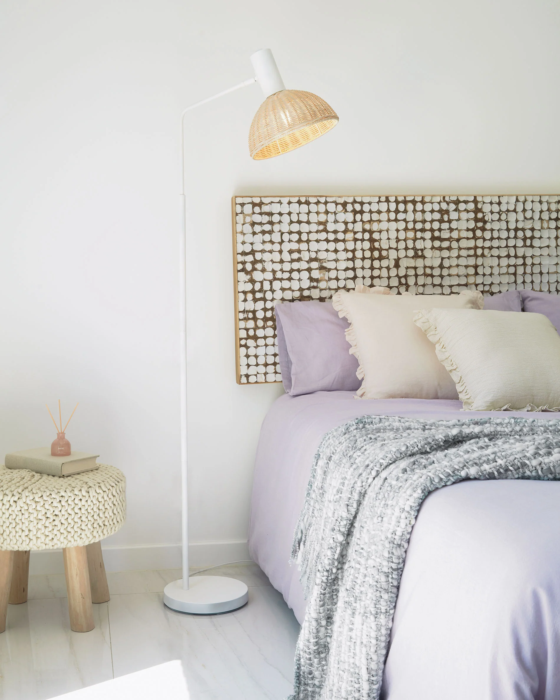 Damila floor lamp in metal with white finish and rattan with natural finish - Image 4