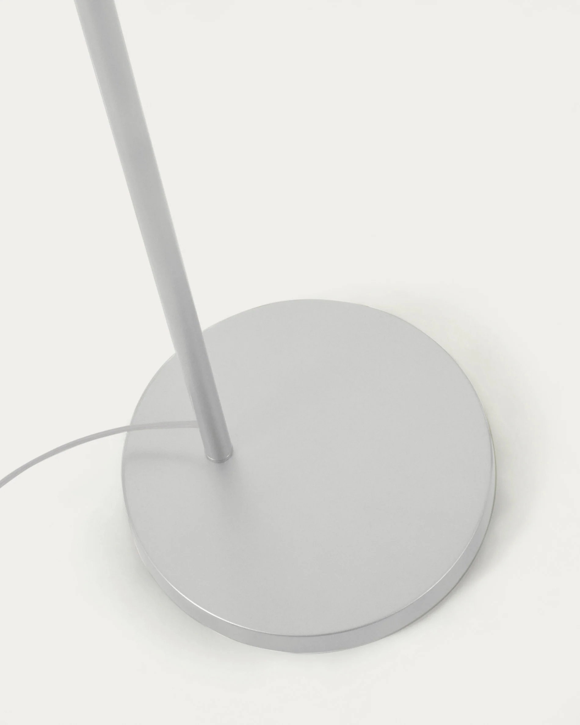 Damila floor lamp in metal with white finish and rattan with natural finish - Image 5