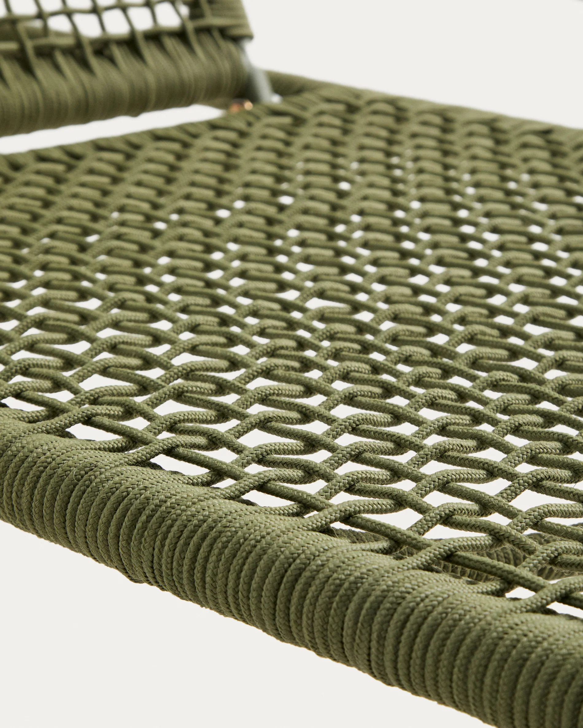 Dandara sun lounger in steel, green rope and legs in solid FSC 100% acacia wood - Image 5