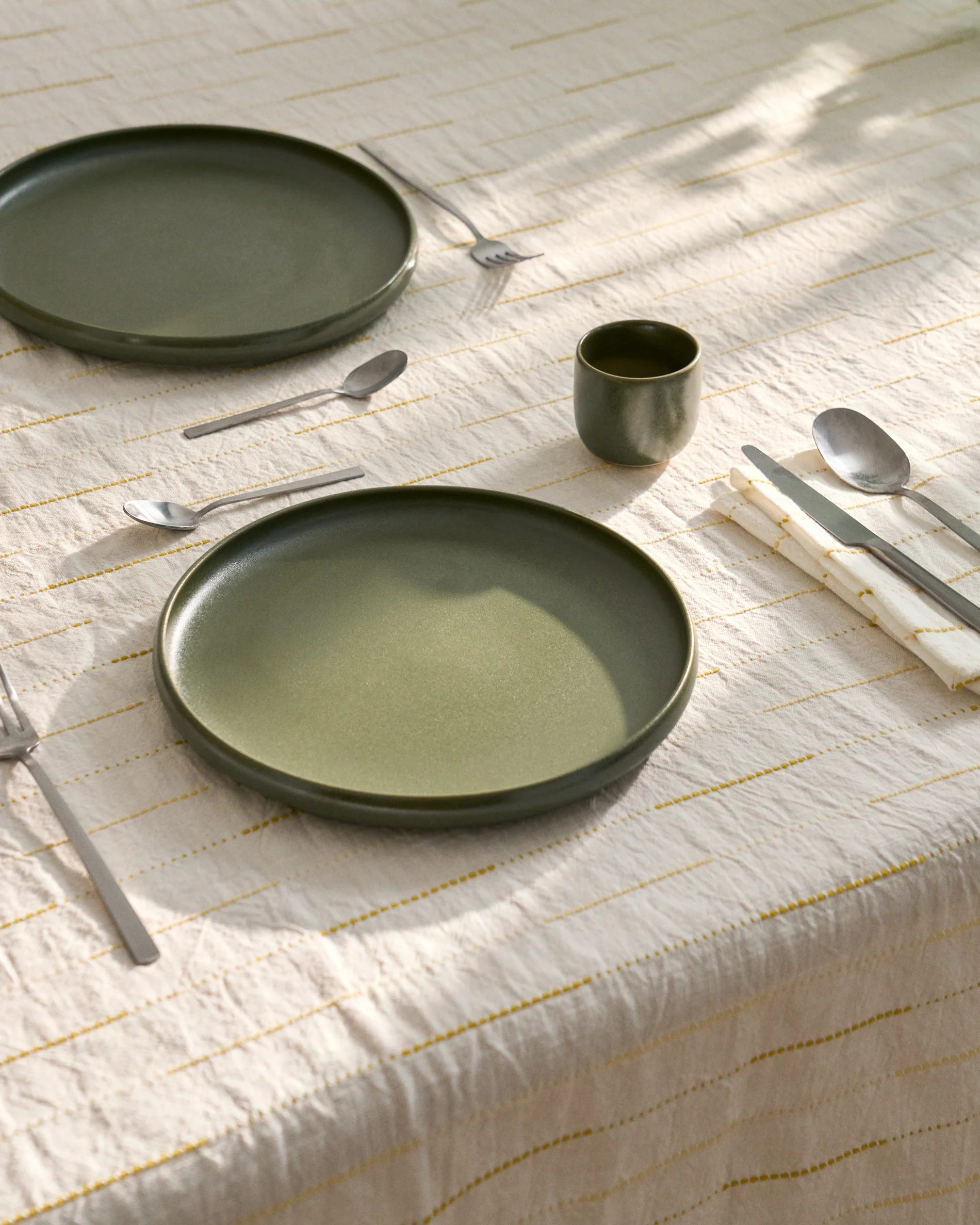 Dilora 16-piece stainless steel cutlery set with a matte finish - Image 6