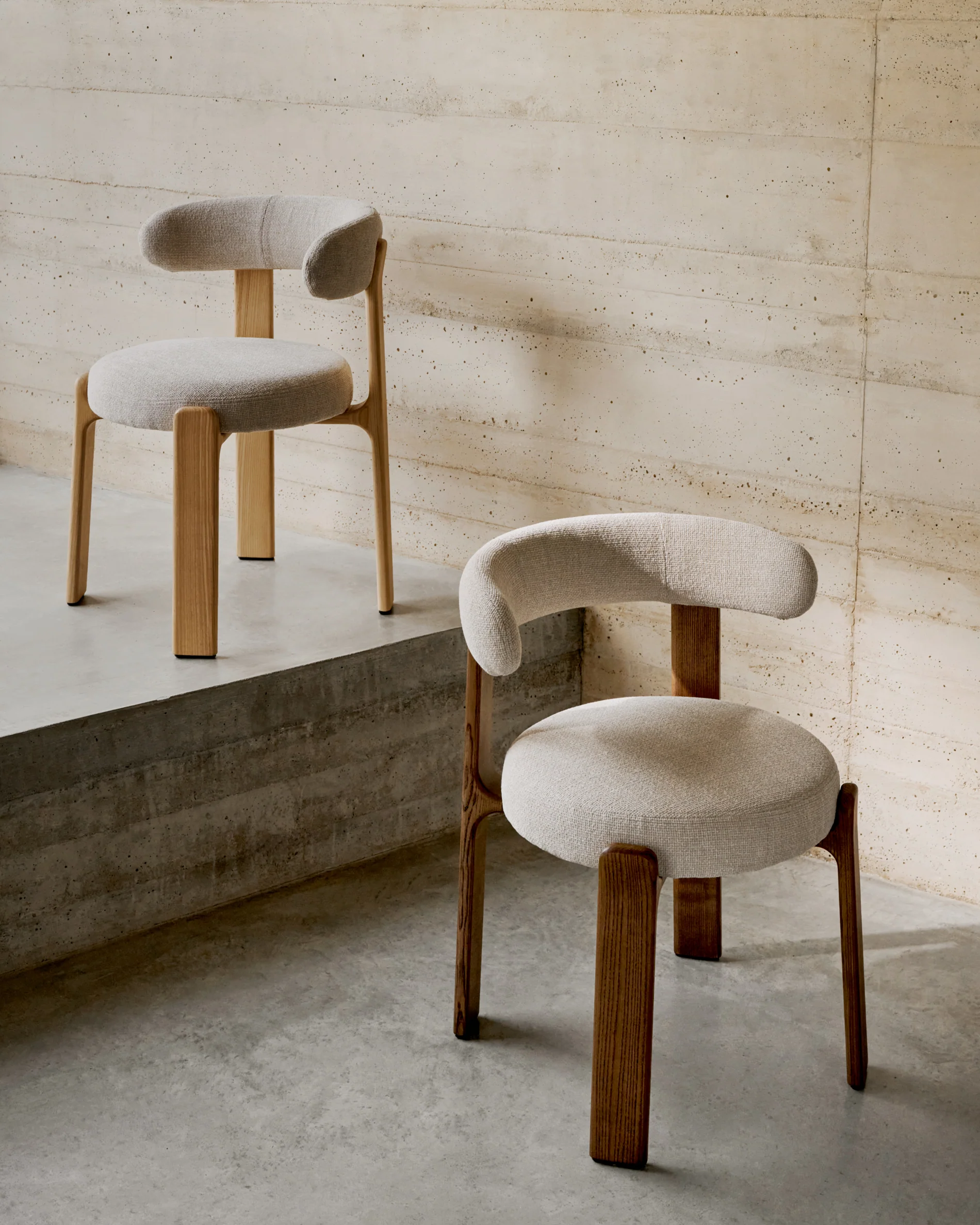 Granite chair in beige chenille and with solid ash wood in a walnut finish FSC 100% - Image 7