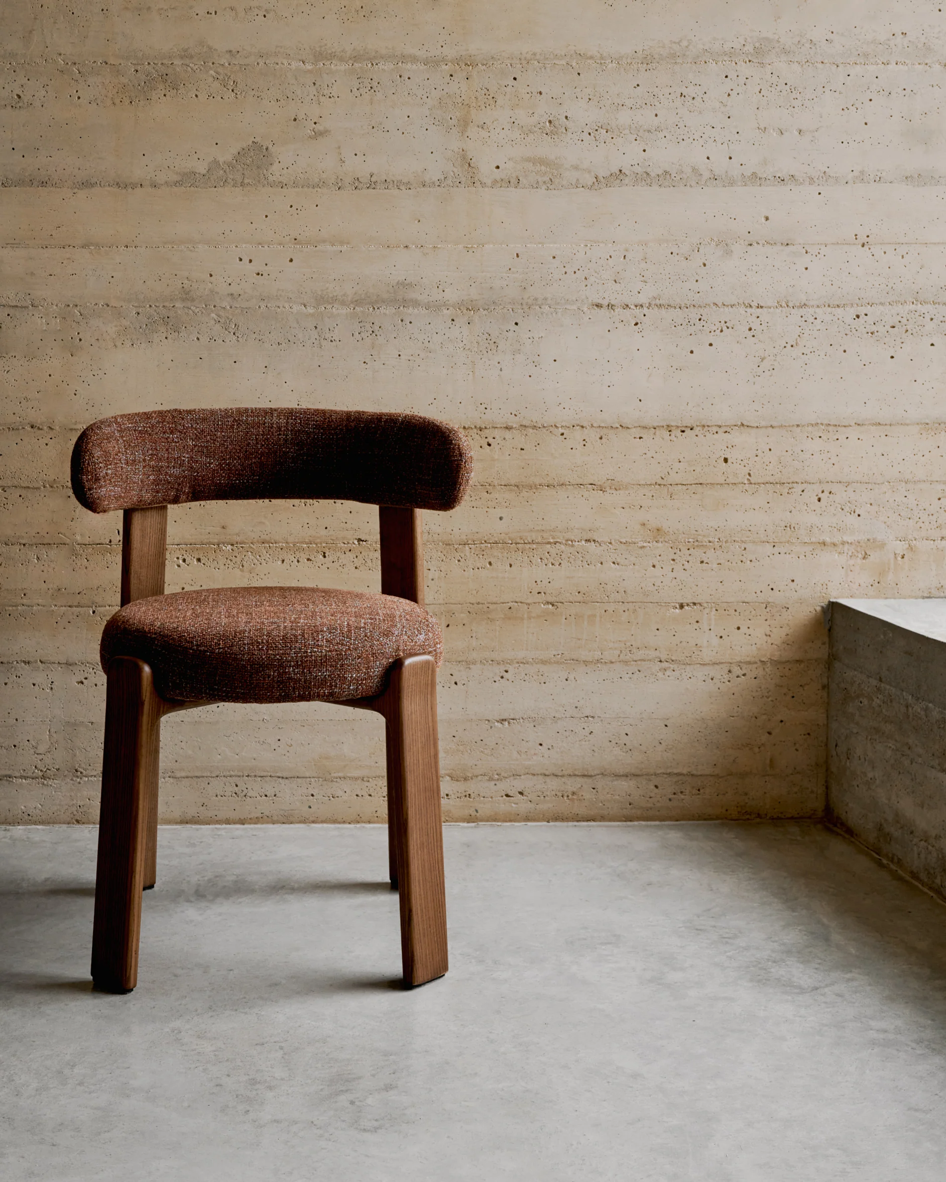 Granite chair in brown chenille and with solid ash wood in a walnut finish FSC 100% - Image 7