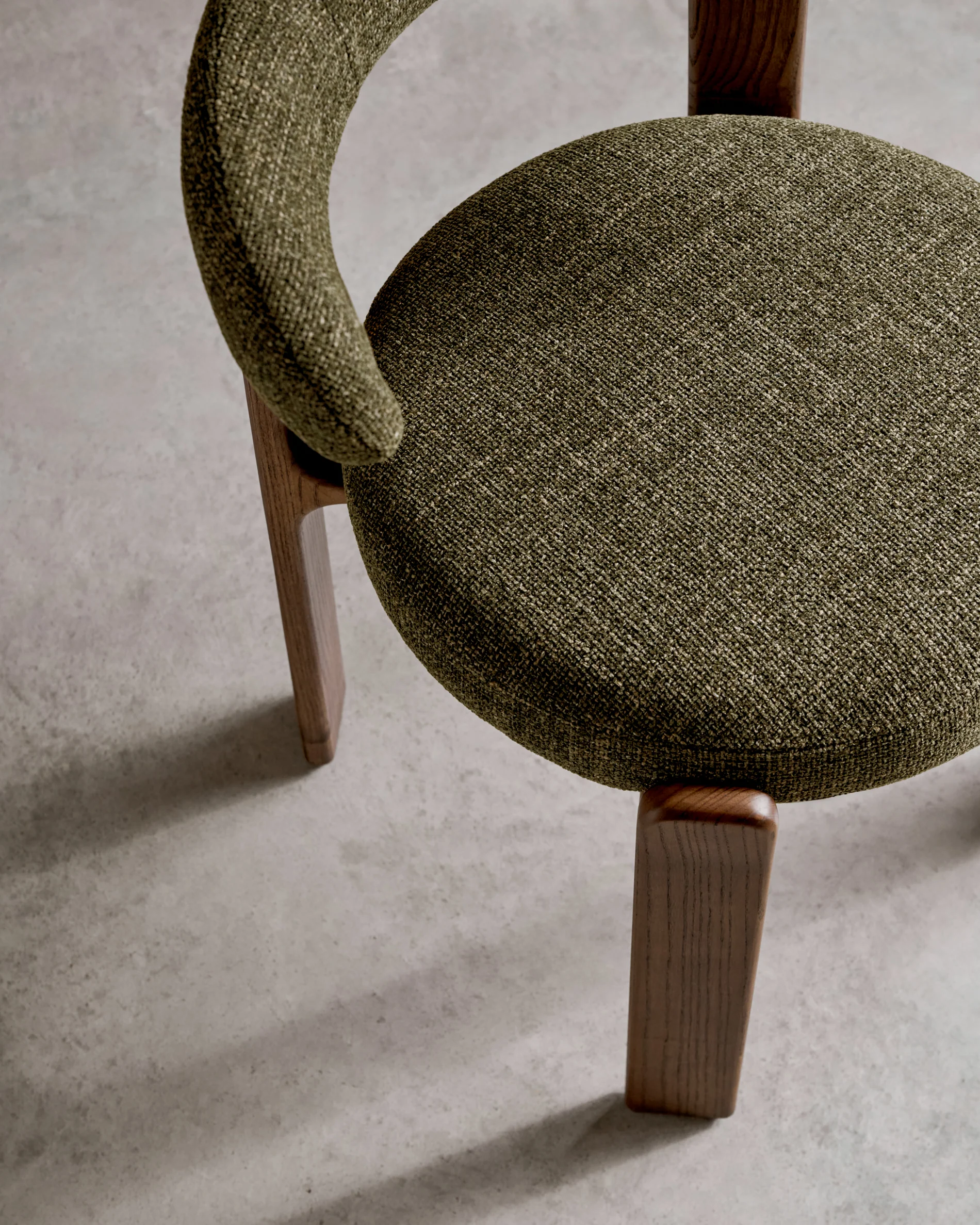 Granite chair in green chenille and with solid ash wood in a walnut finish FSC 100% - Image 7