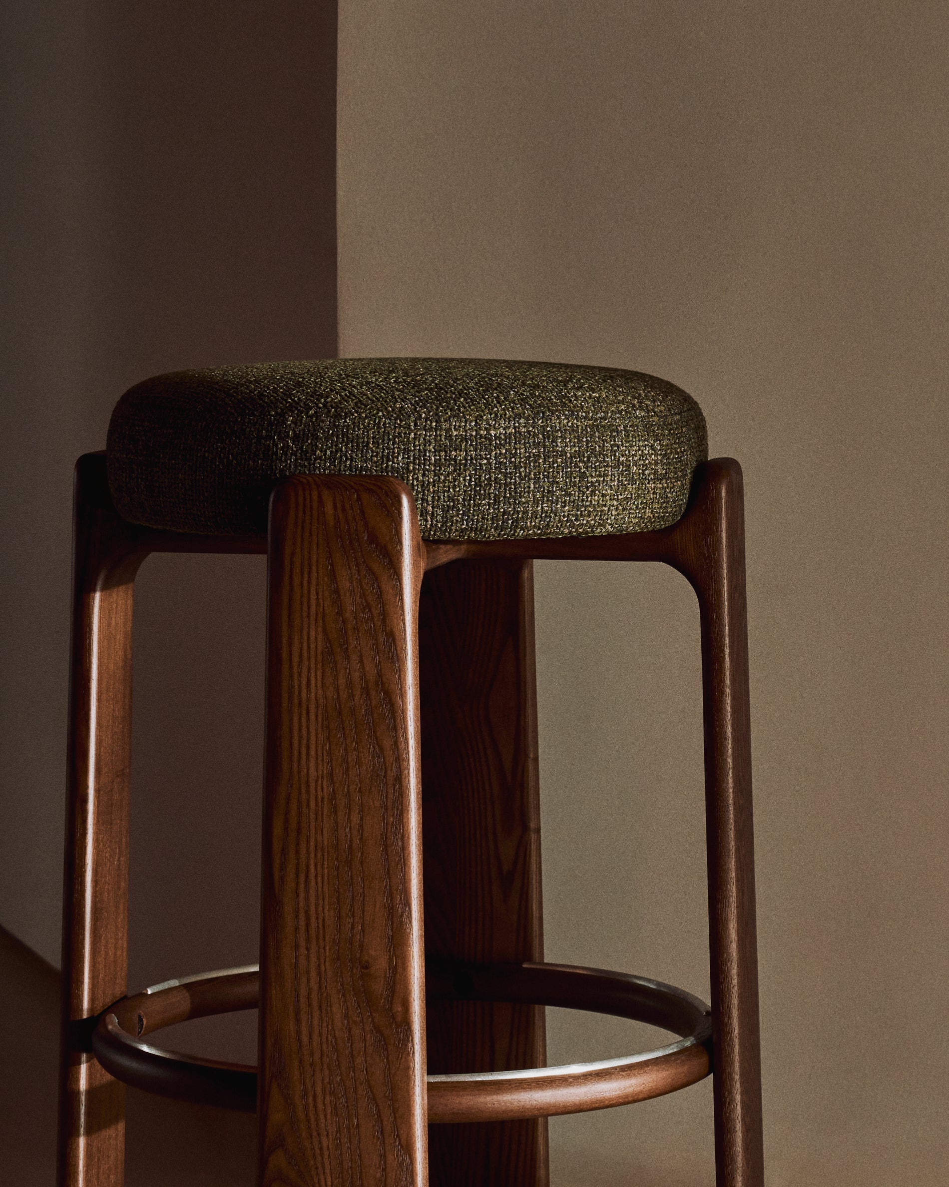 Granite stool in green chenille and solid ash wood with walnut-coloured finish FSC 100% 65cm - Image 7