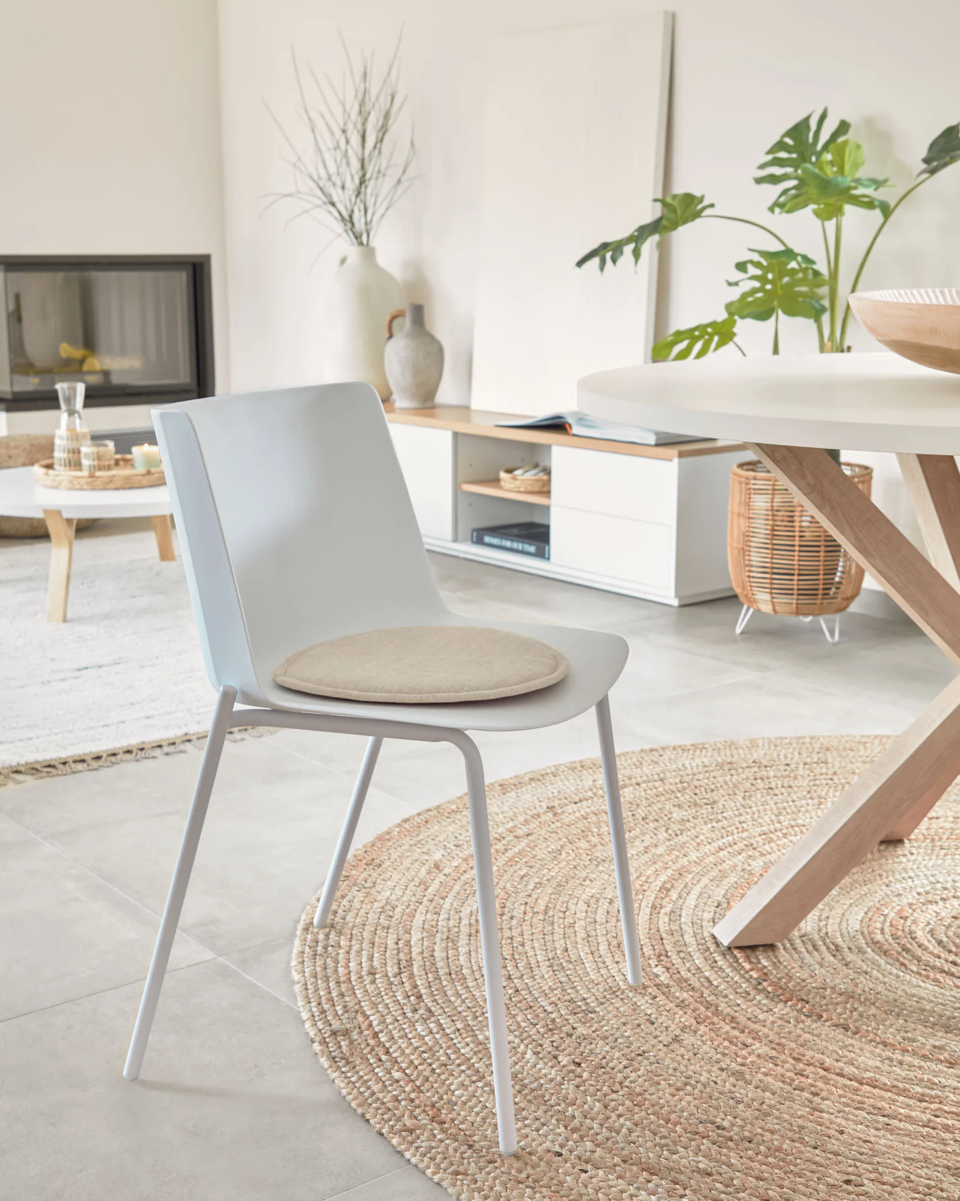 Hannia white chair with white steel legs - Image 2