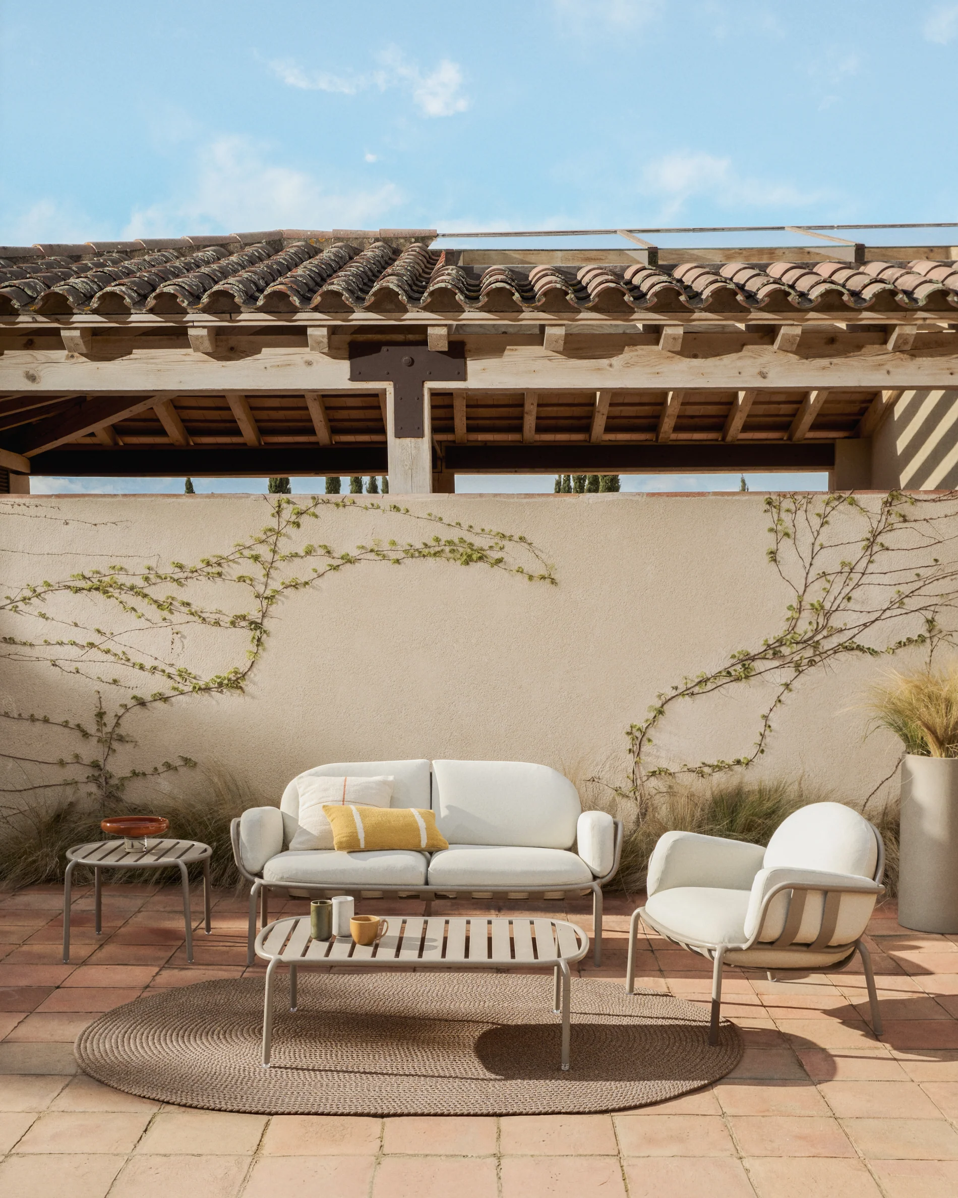 Joncols outdoor side table in aluminium with taupe painted finish Ø 60cm - Image 7