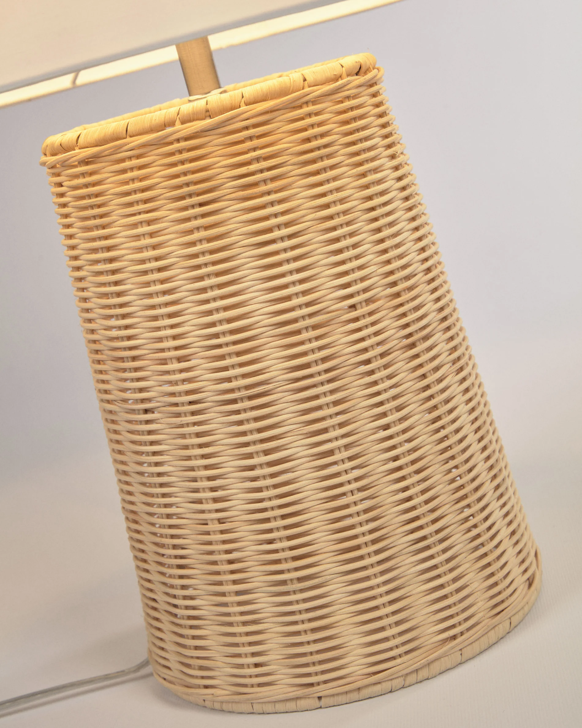 Kimjit table lamp in rattan with natural finish - Image 3