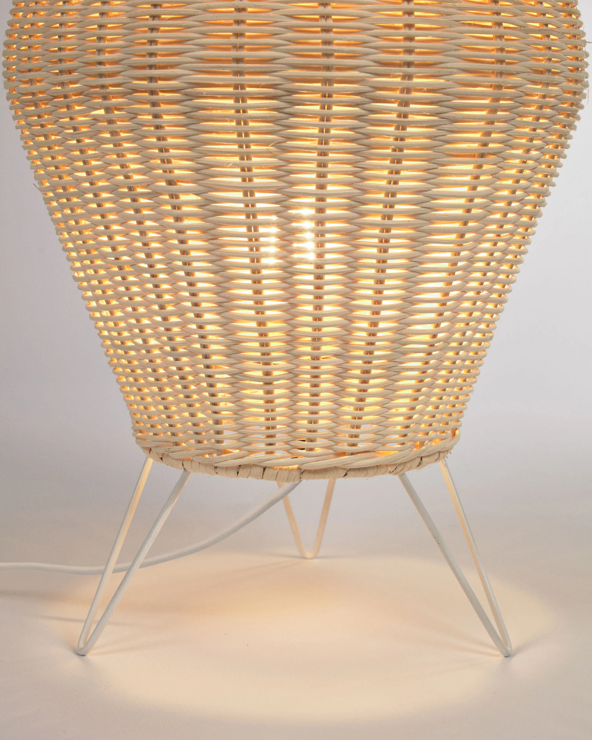 Large Kamaria floor lamp in rattan with natural finish - Image 3