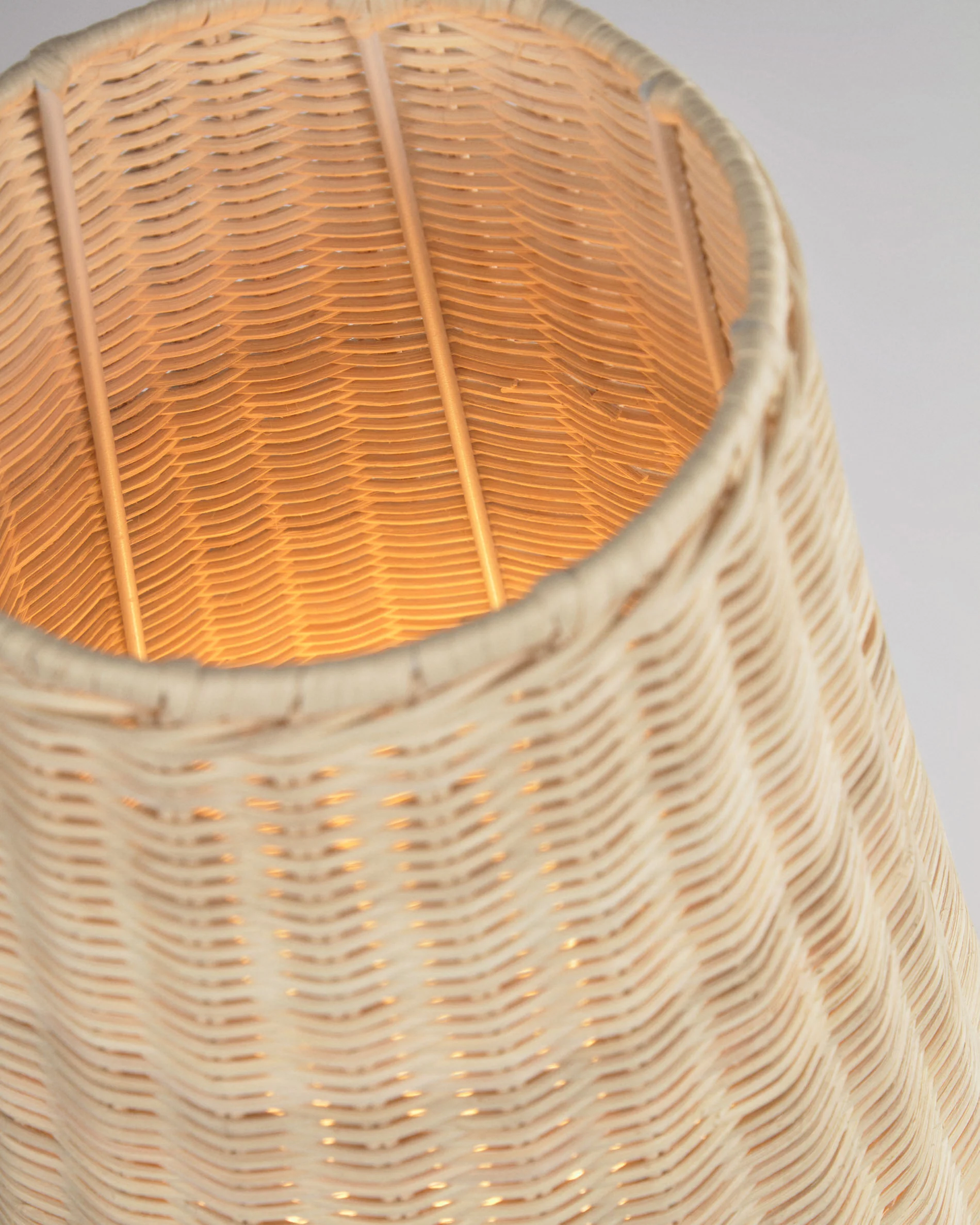 Large Kamaria floor lamp in rattan with natural finish - Image 4