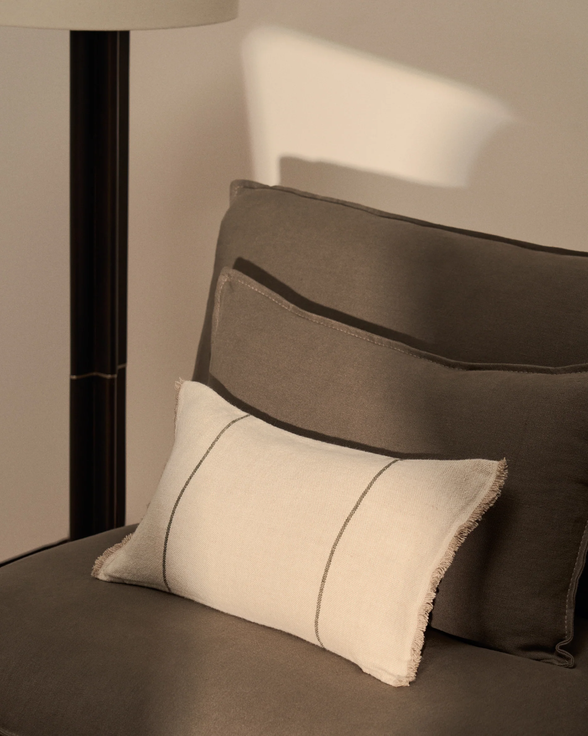 Lidore cushion cover in beige linen with contrasting green stripes 30 x 50cm - Image 4