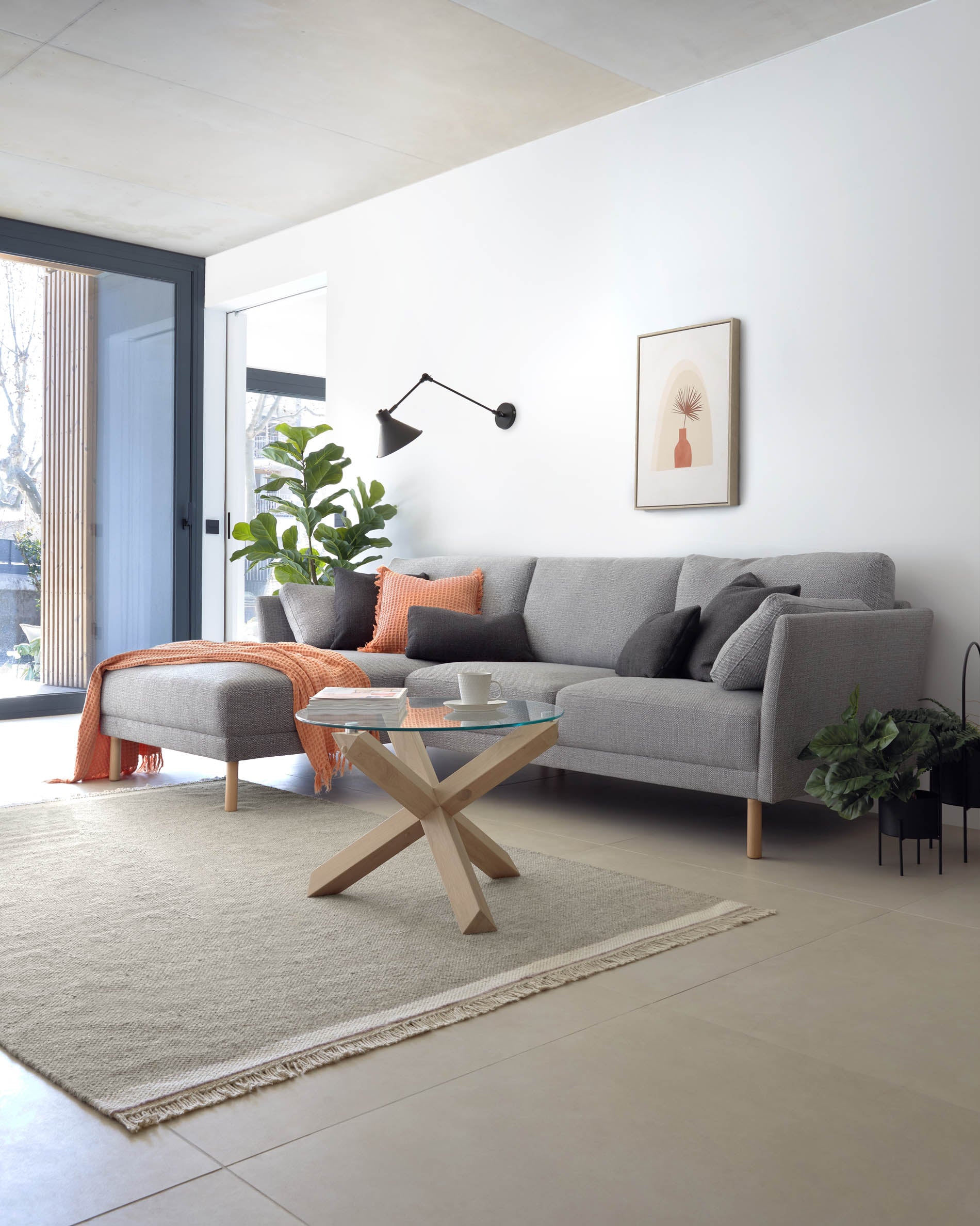 Lotus glass top coffee table with solid oak wood legs, Ø 65 cm - Image 4