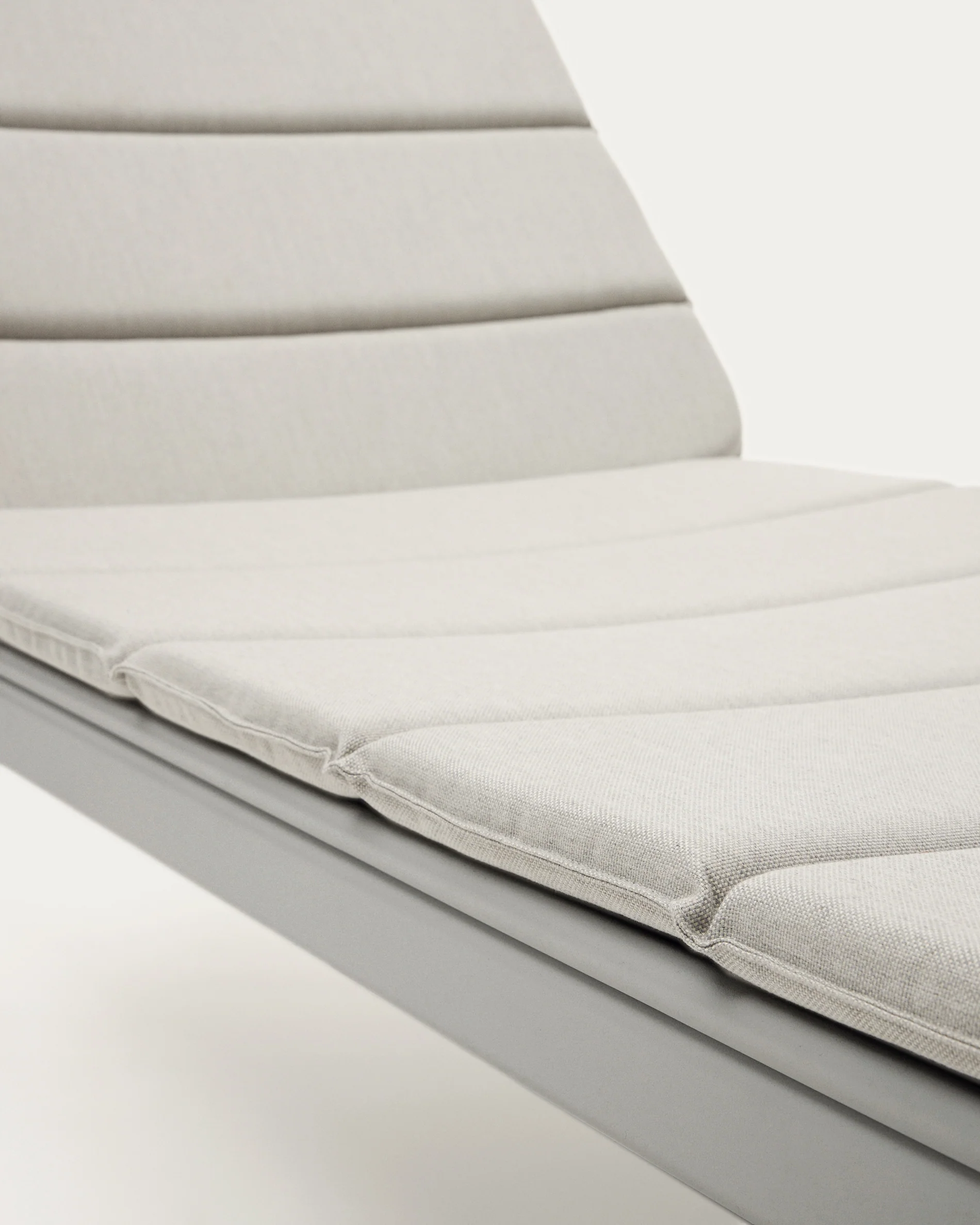 Marcona aluminium sun lounger in a white paint finish - Image 3