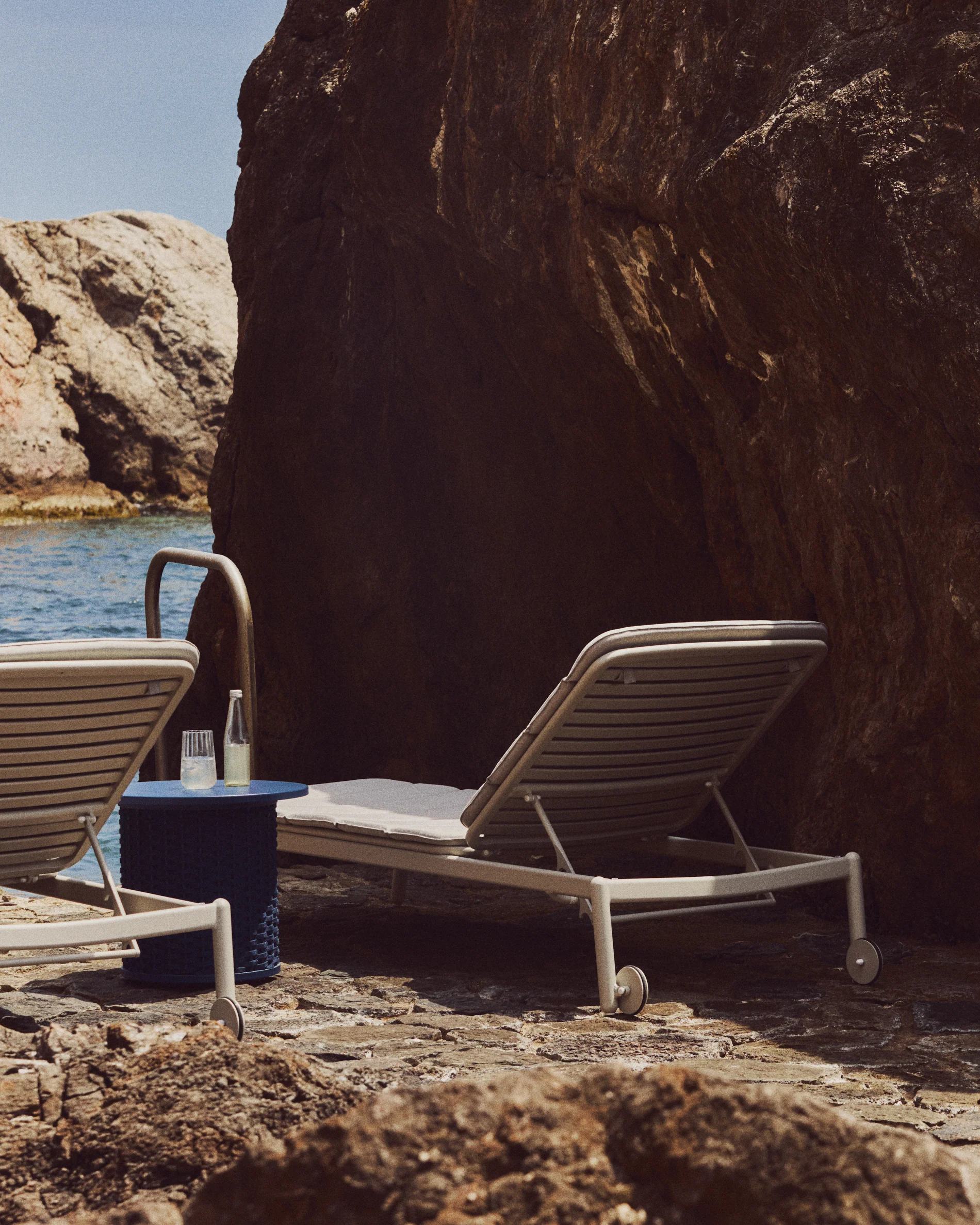 Marcona aluminium sun lounger in a white paint finish - Image 4