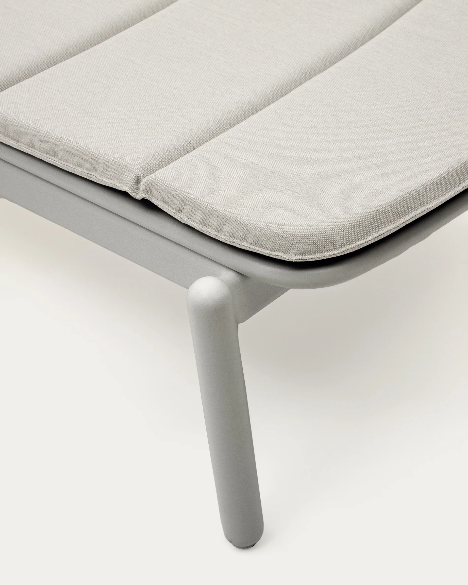Marcona aluminium sun lounger in a white paint finish - Image 5