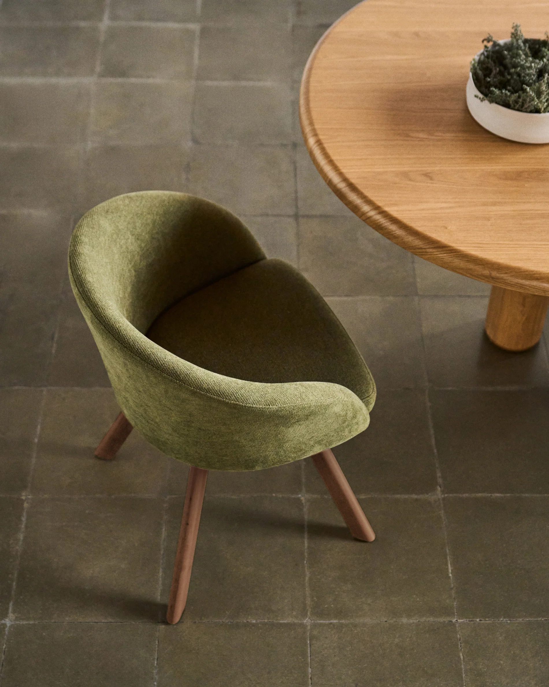 Marvin green chenille swivel chair with solid beech wood legs with a walnut finish FSC 100% - Image 2