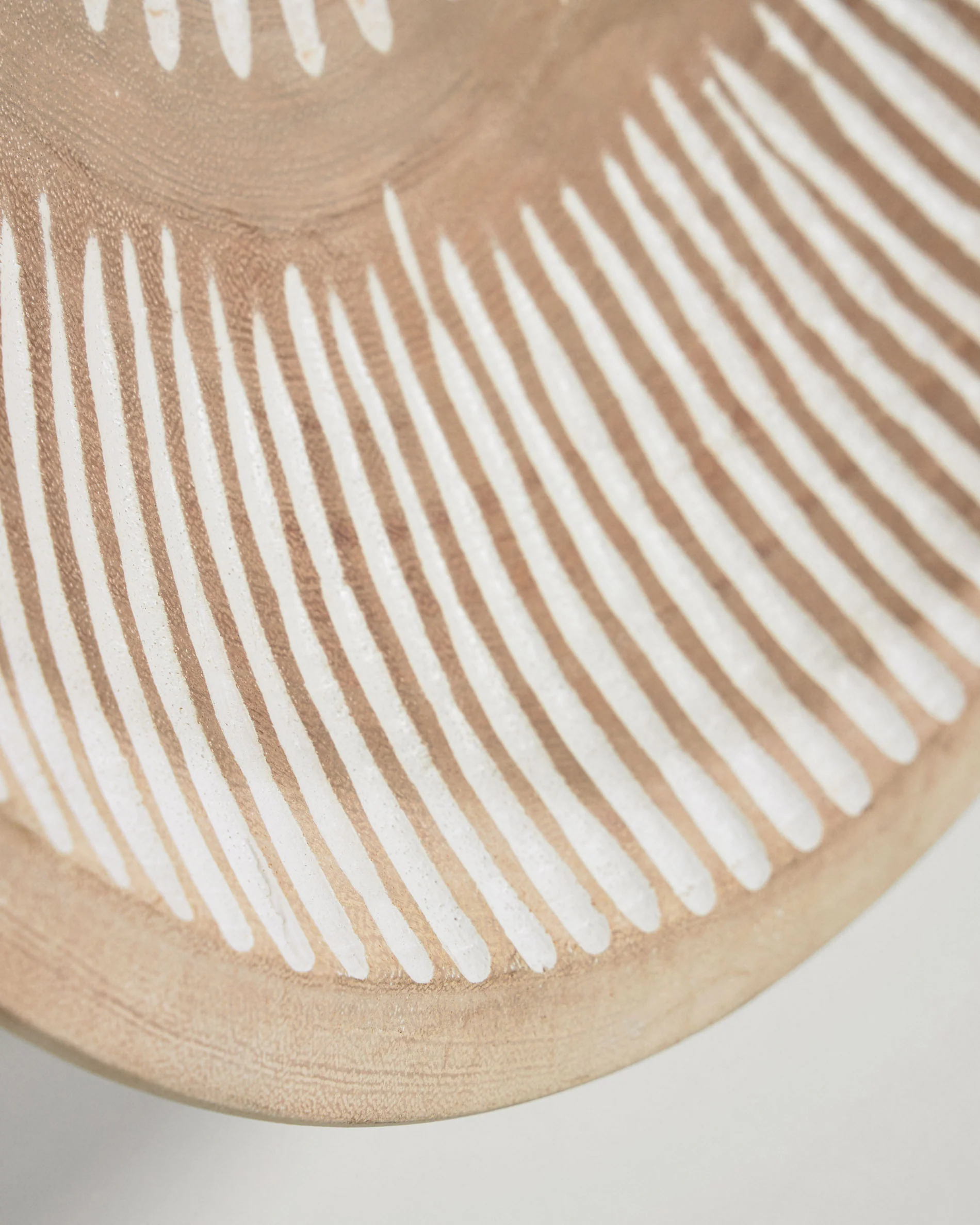 Melisa solid munggur wood wall panel with white striped Ø 30 cm - Image 4