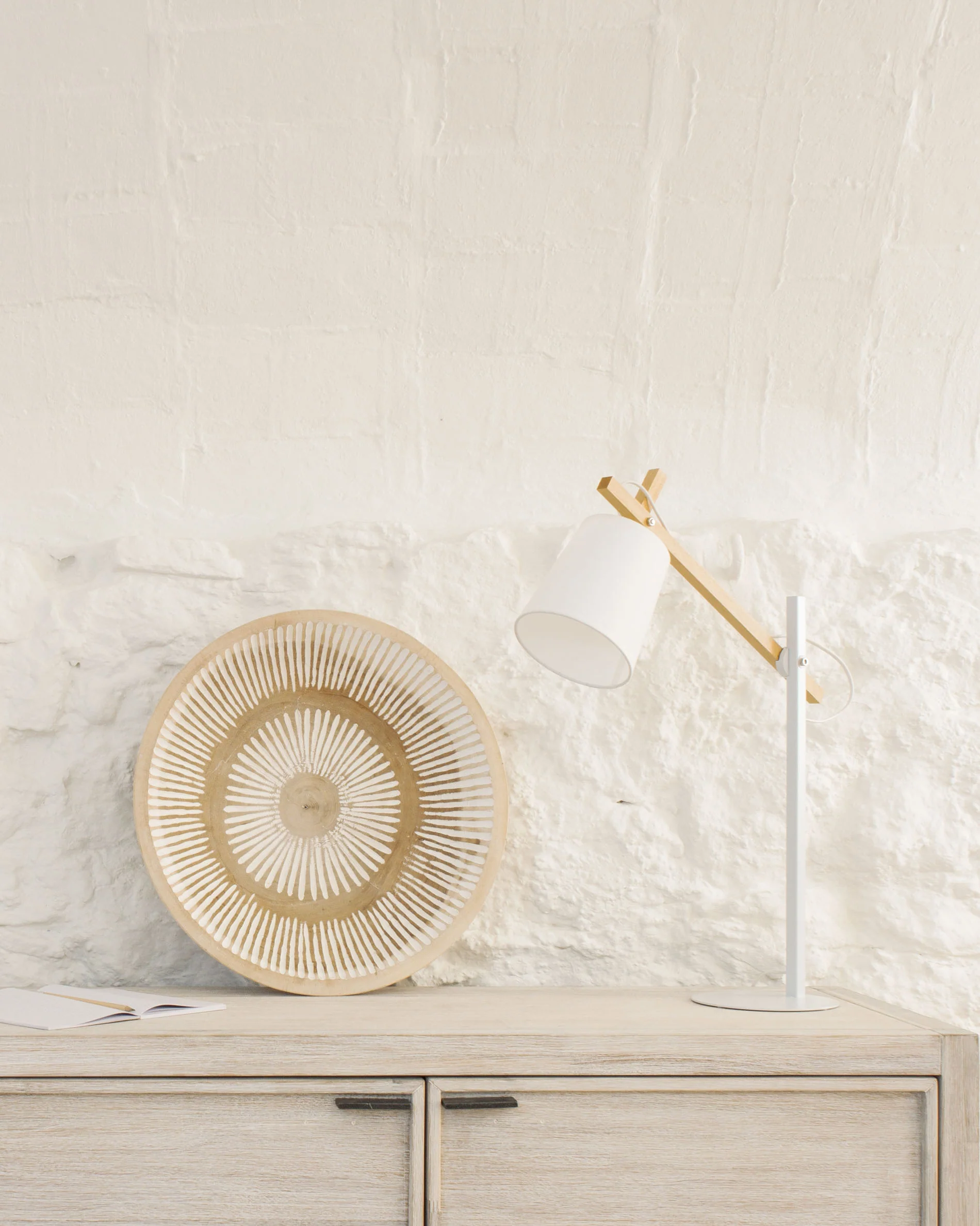 Melisa solid munggur wood wall panel with white striped Ø 45 cm - Image 2