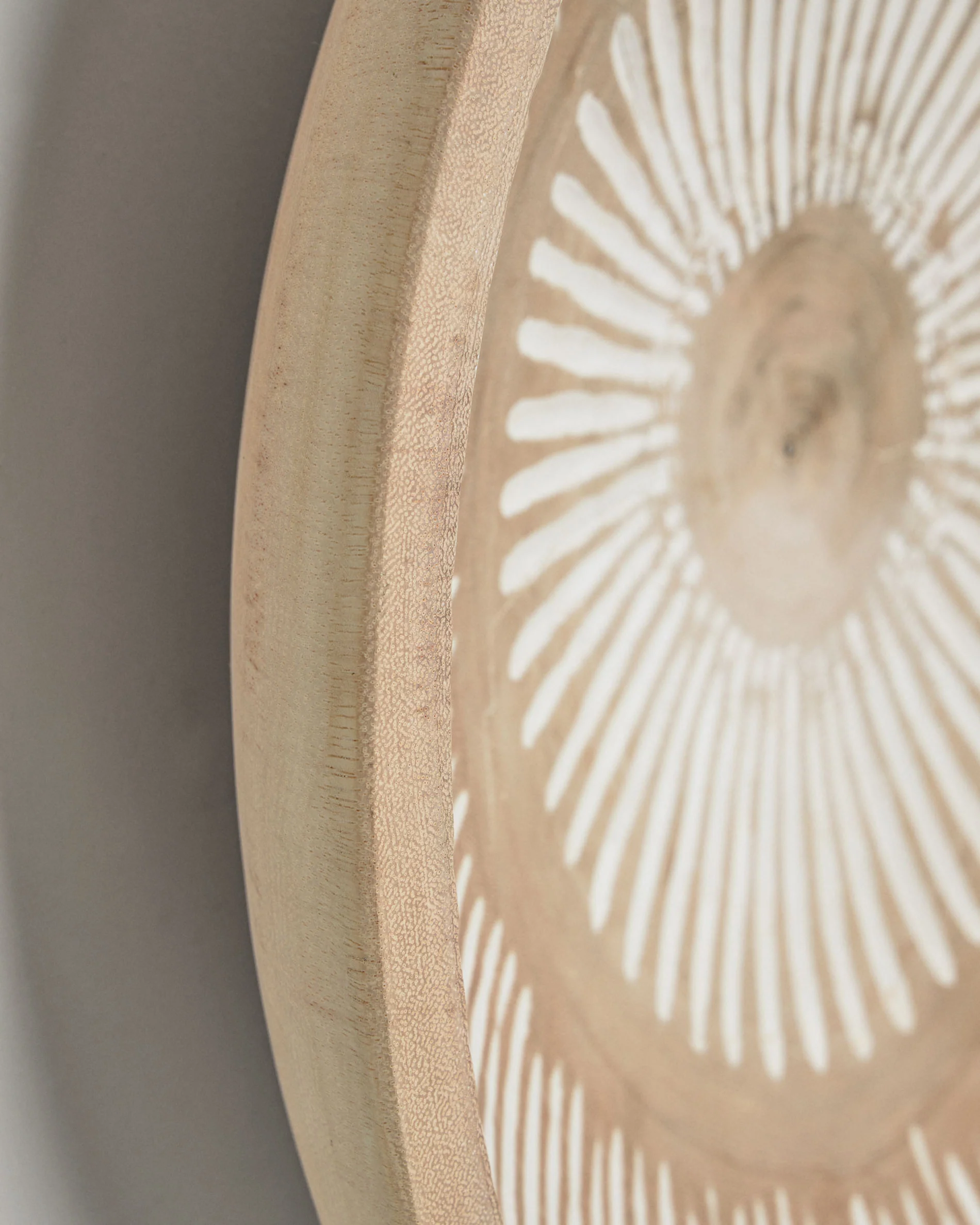 Melisa solid munggur wood wall panel with white striped Ø 45 cm - Image 3