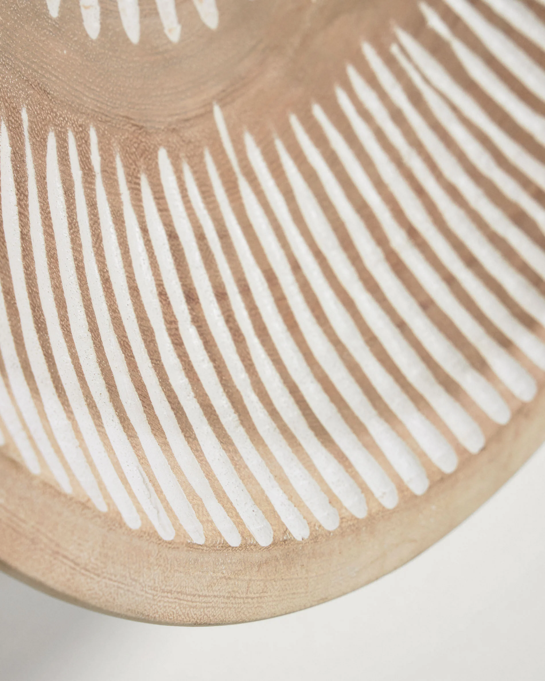 Melisa solid munggur wood wall panel with white striped Ø 45 cm - Image 4