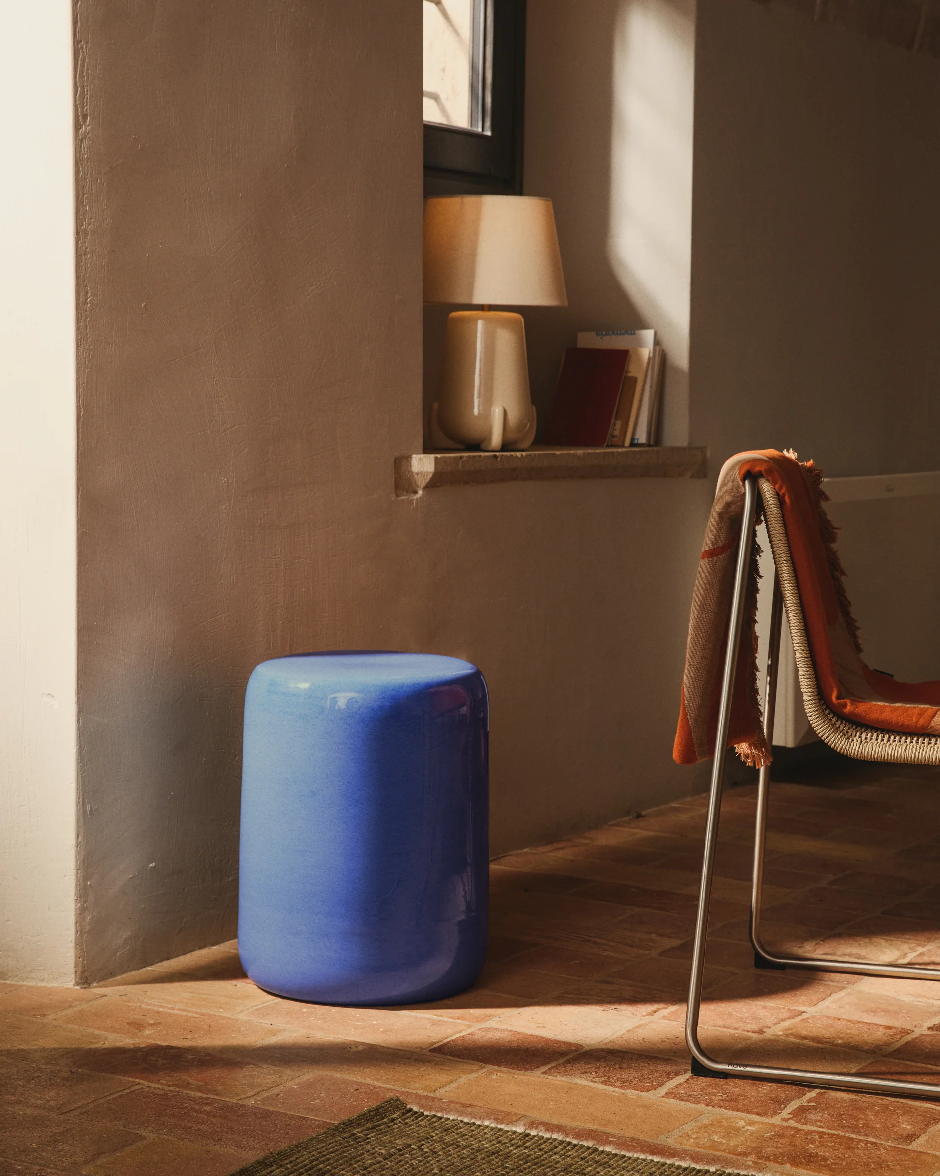 Mesquida outdoor side table in ceramic with glazed blue finish Ø 35 cm - Image 4