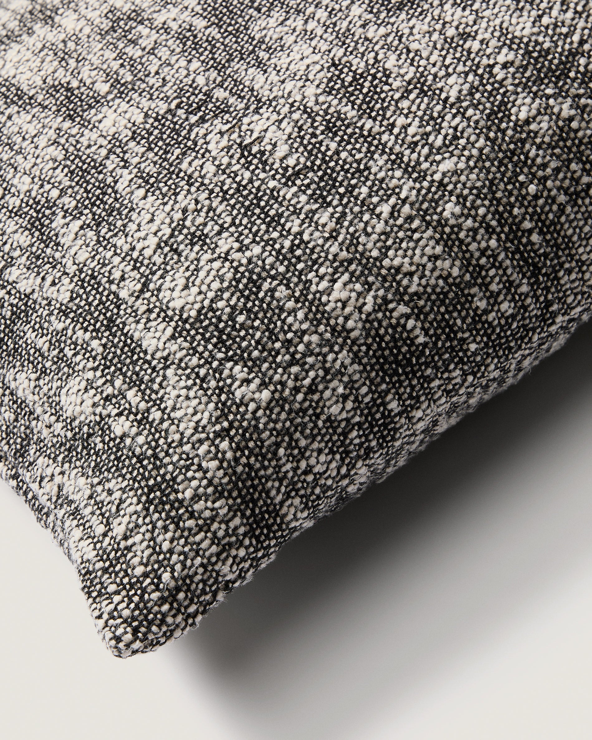 Mevia cushion cover in beige and black linen blend 50 x 50 cm - Image 3