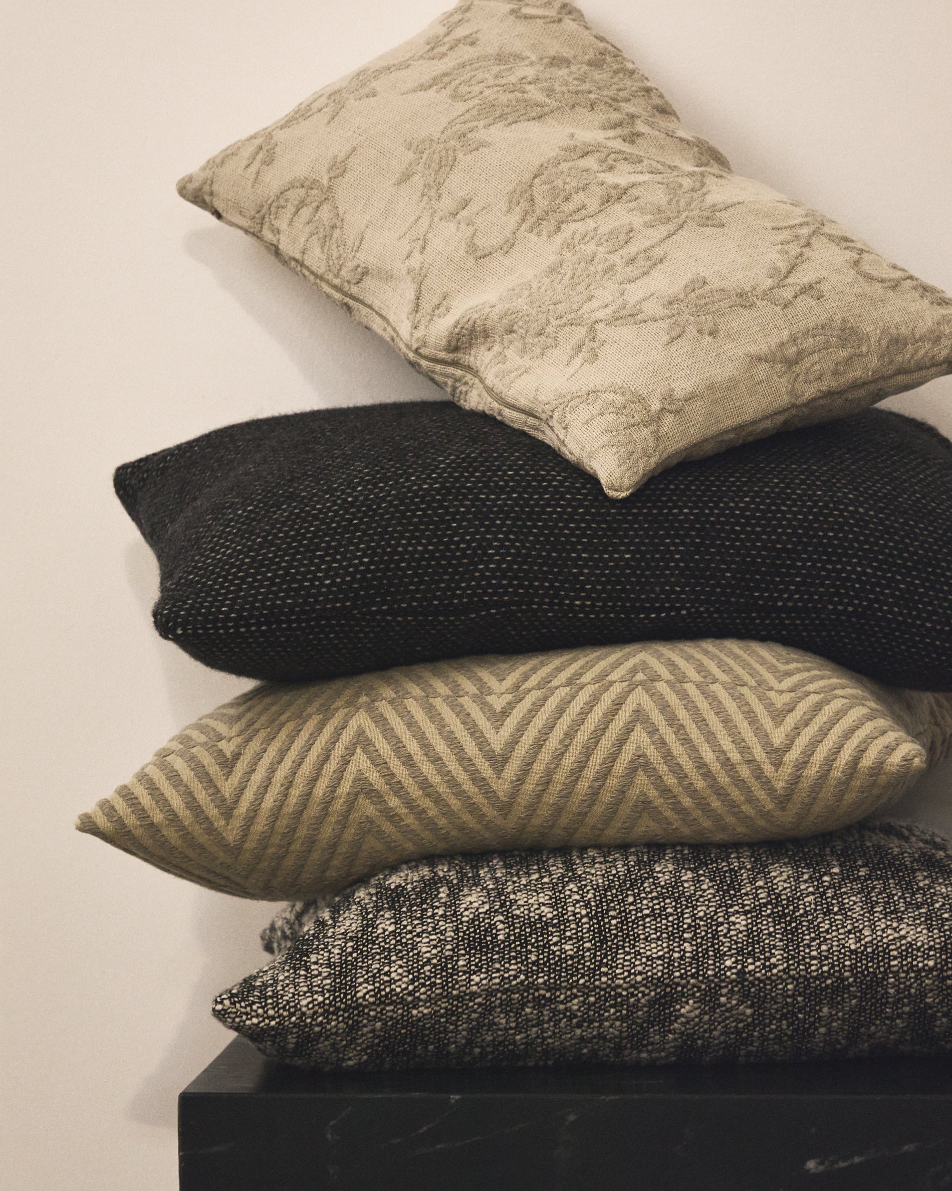 Mevia cushion cover in beige and black linen blend 50 x 50 cm - Image 4
