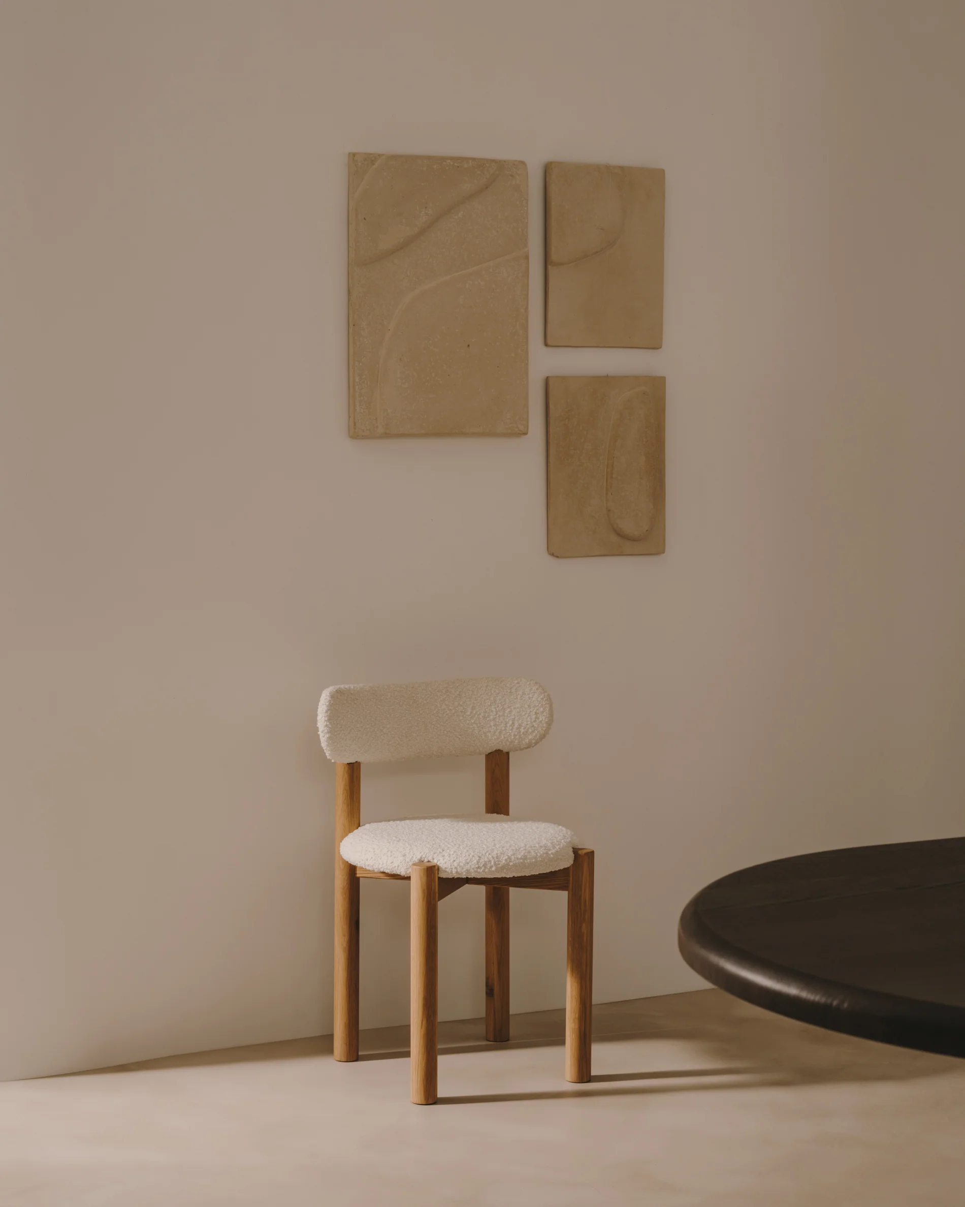 Nebai chair in white bouclé and solid oak wood structure with natural finish - Image 2