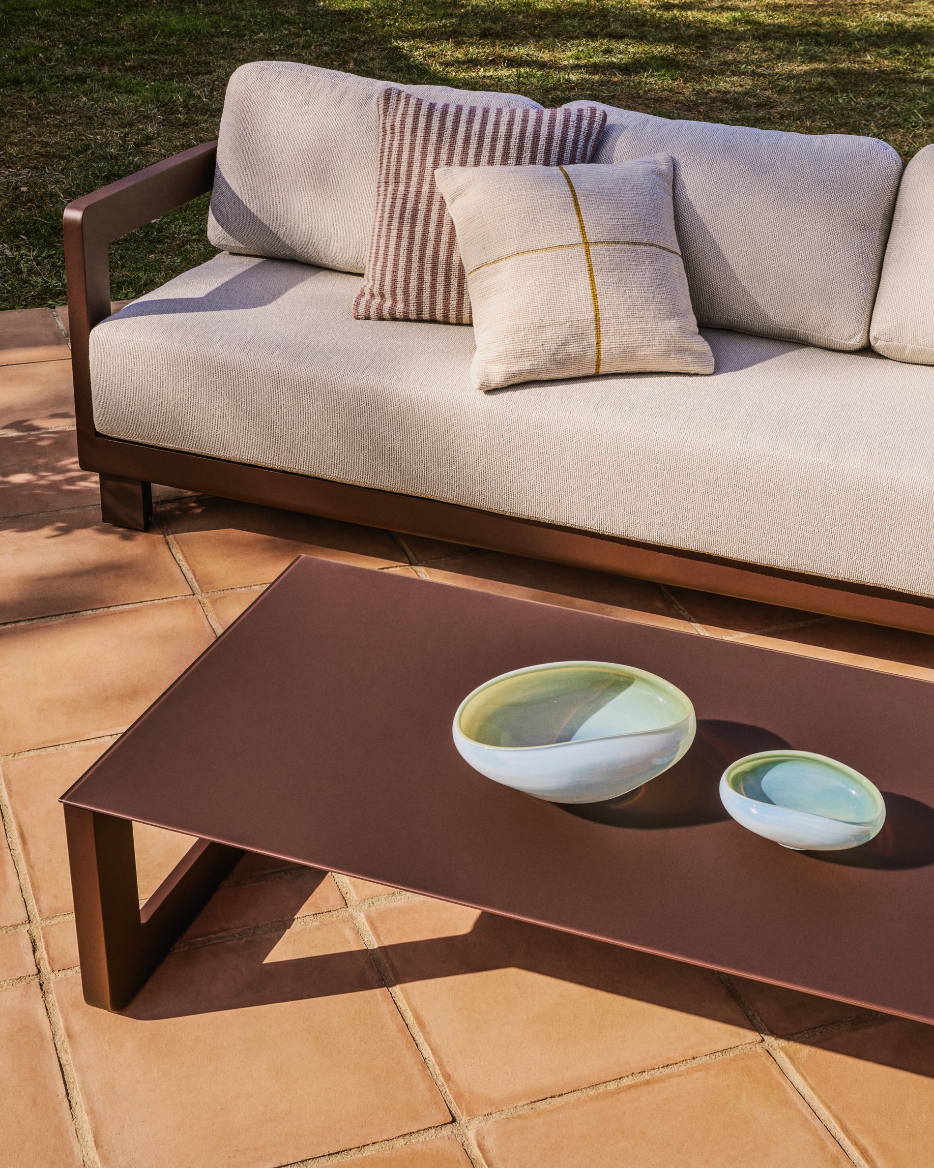 Nerano set with 3-seater sofa, 2 armchairs and coffee table in tempered glass and brown aluminium - Image 6