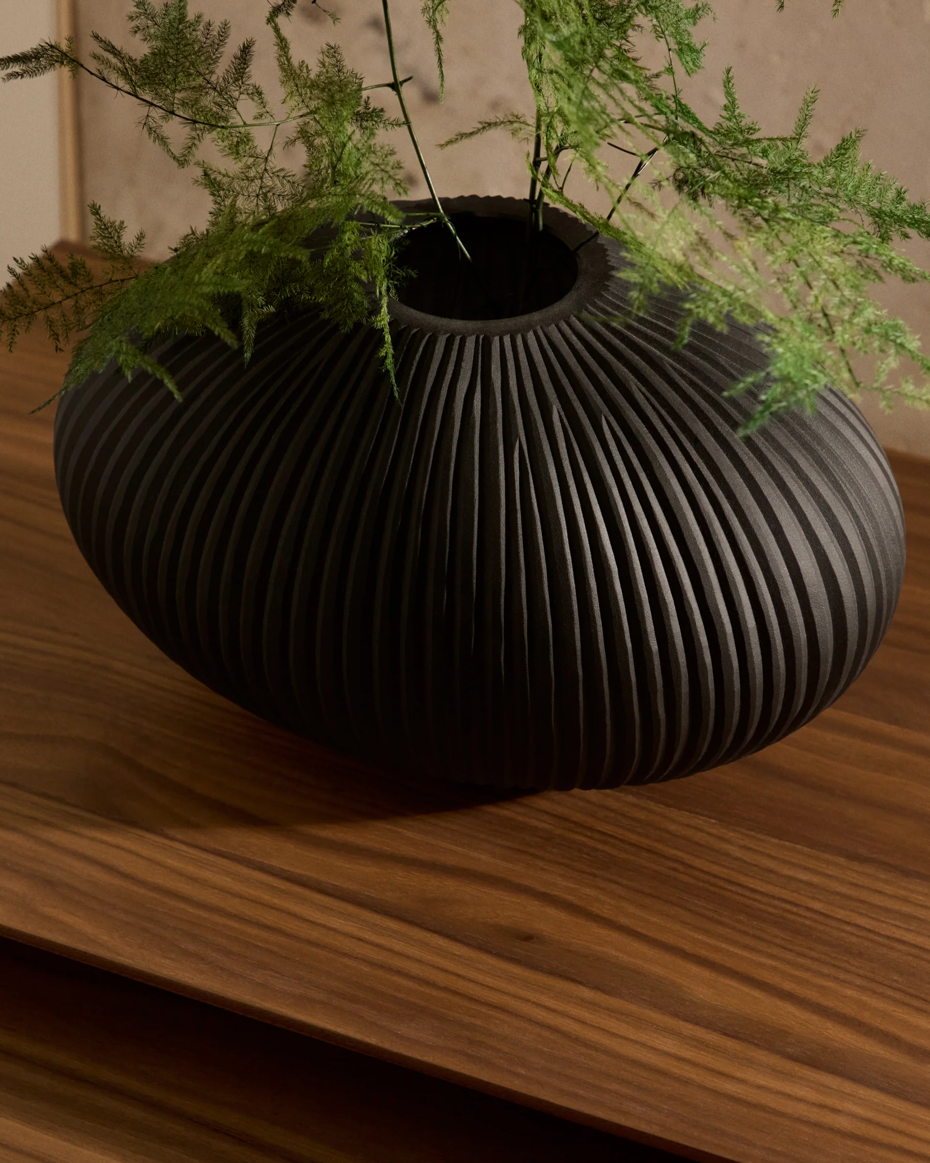 Nivra dark grey glass vase 19cm - Image 4