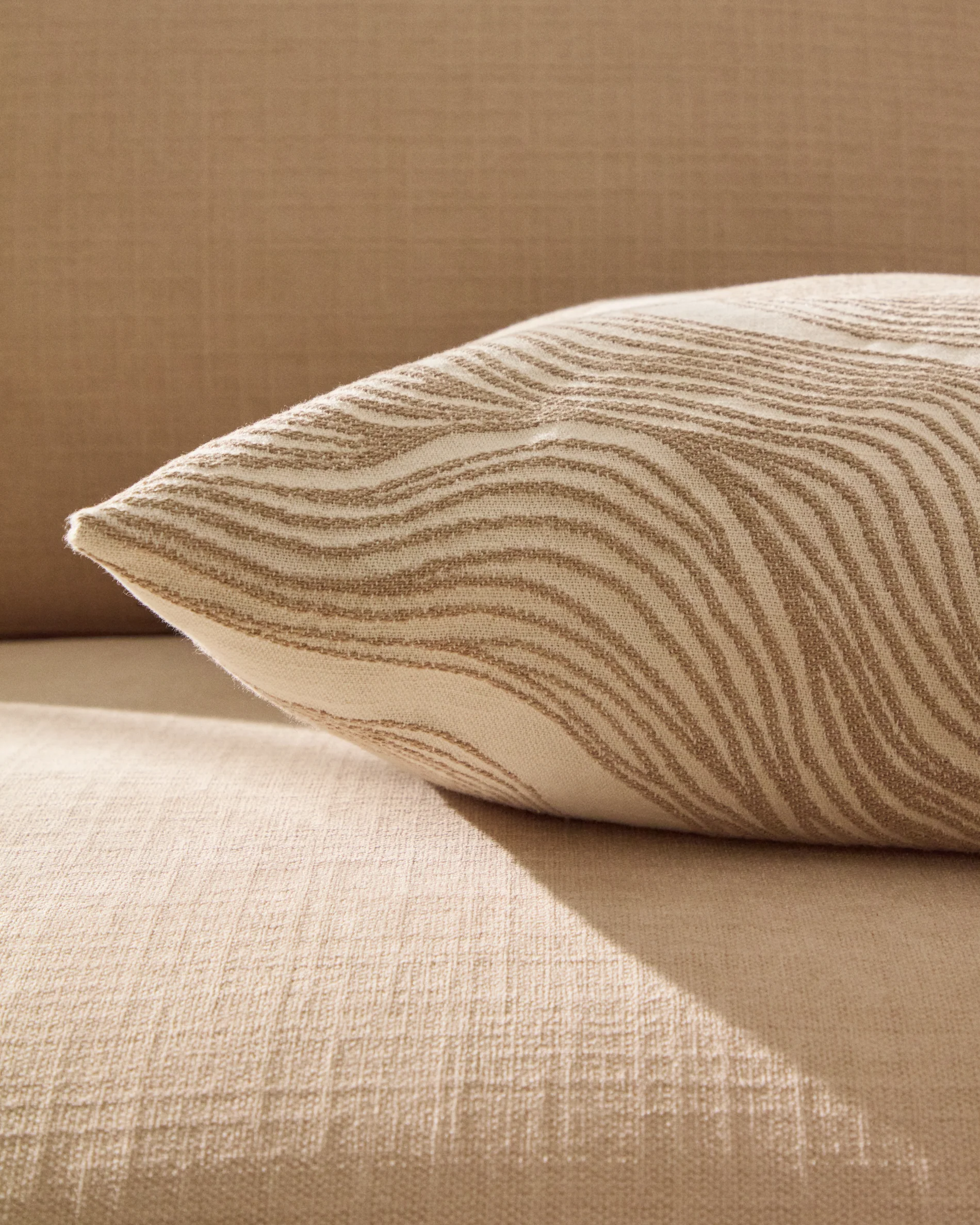 Ondara cushion cover with beige graphic detail 50 x 50cm - Image 2