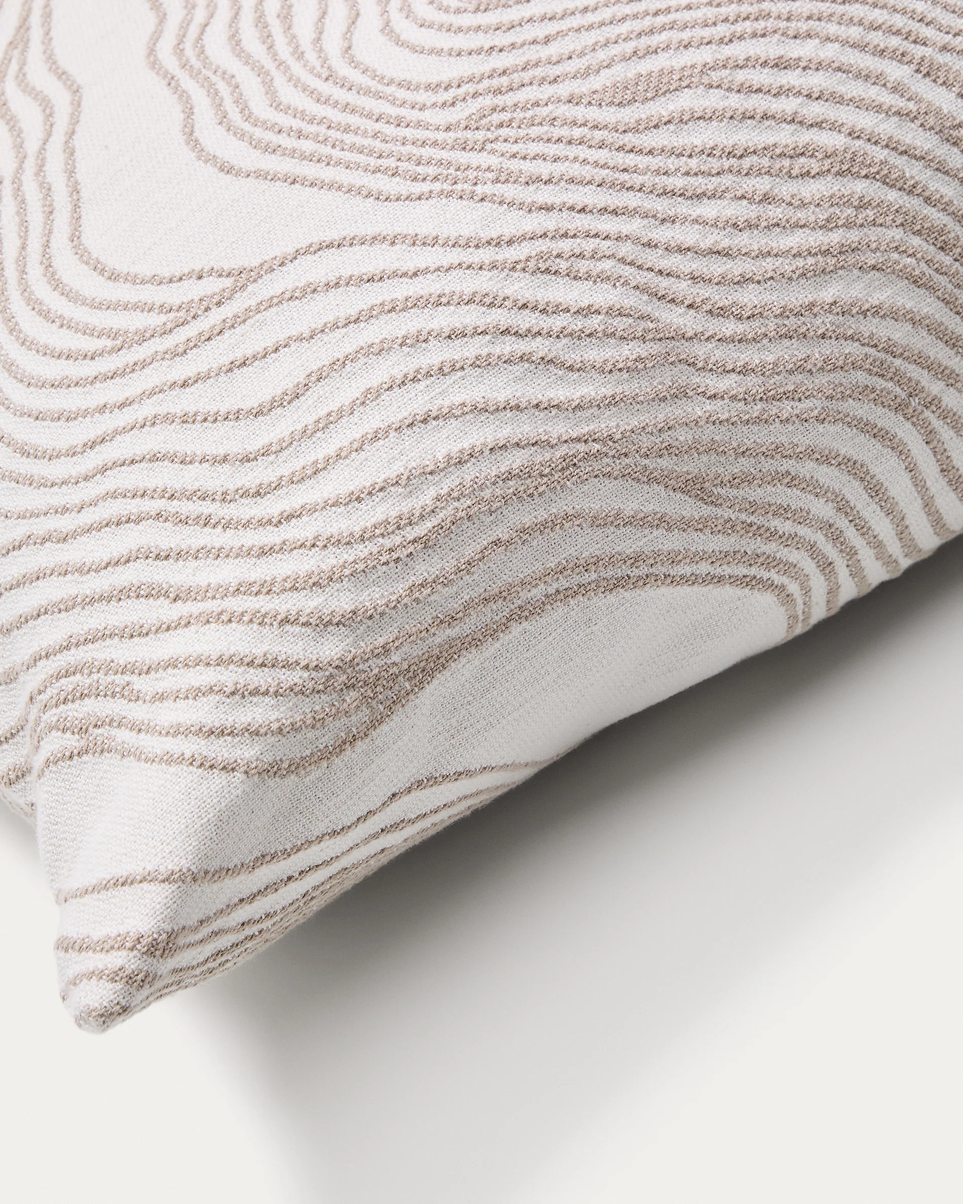 Ondara cushion cover with beige graphic detail 50 x 50cm - Image 3