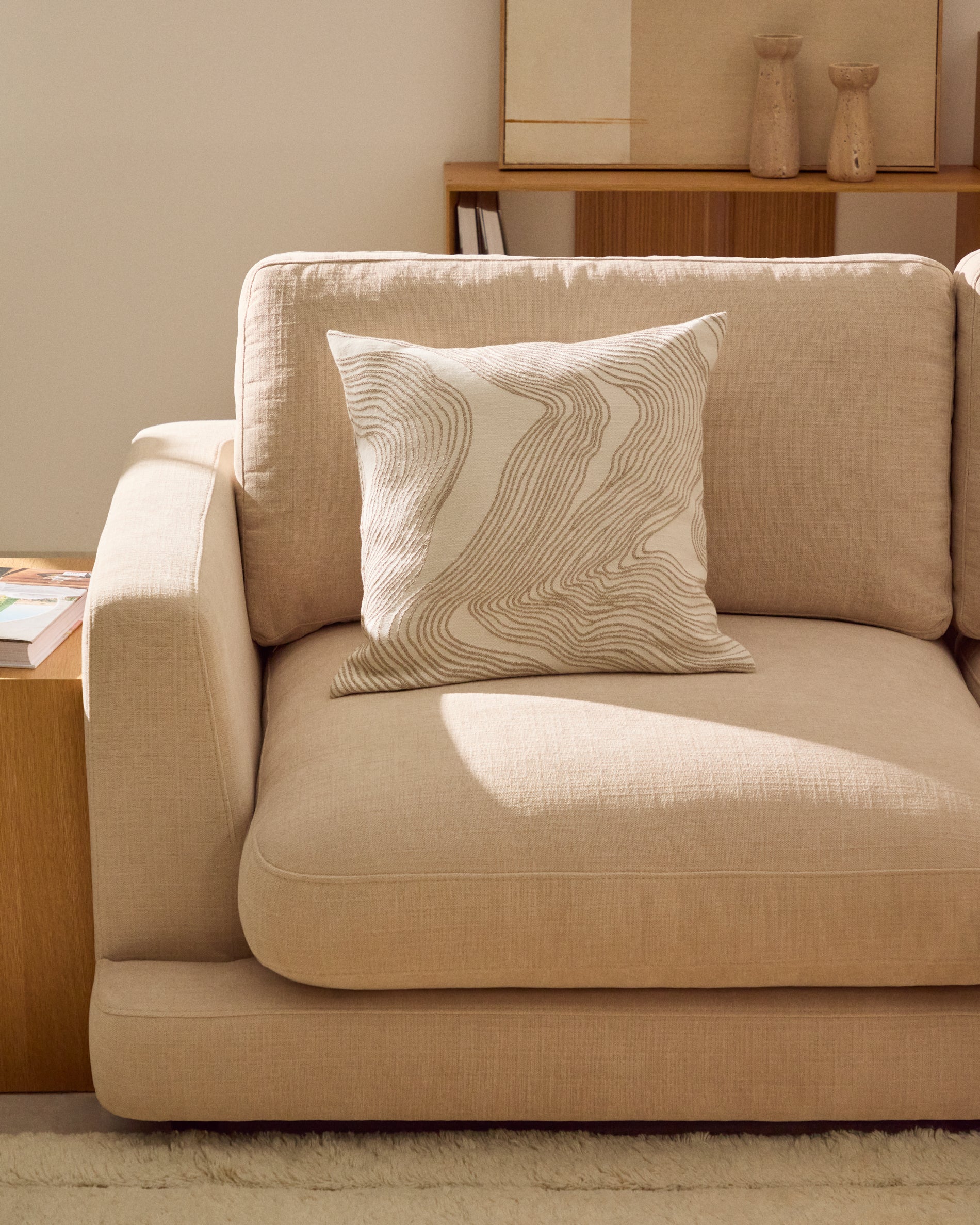 Ondara cushion cover with beige graphic detail 50 x 50cm - Image 4