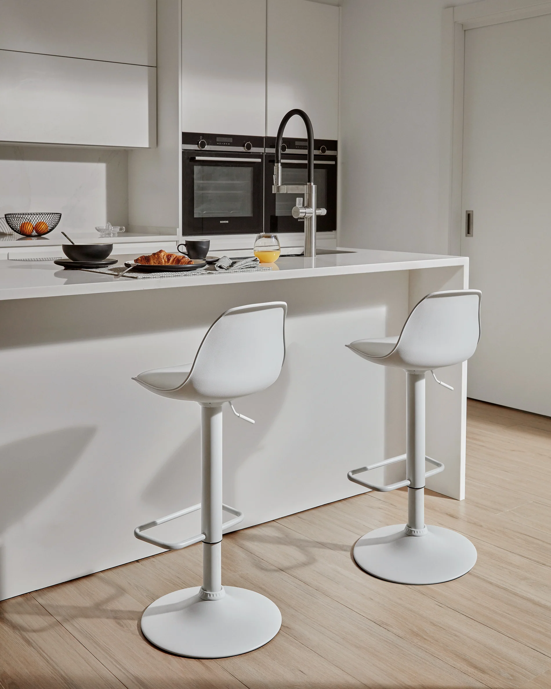 Orlando-T barstool white polyurethane and matt white steel 60-82 cm - Image 4