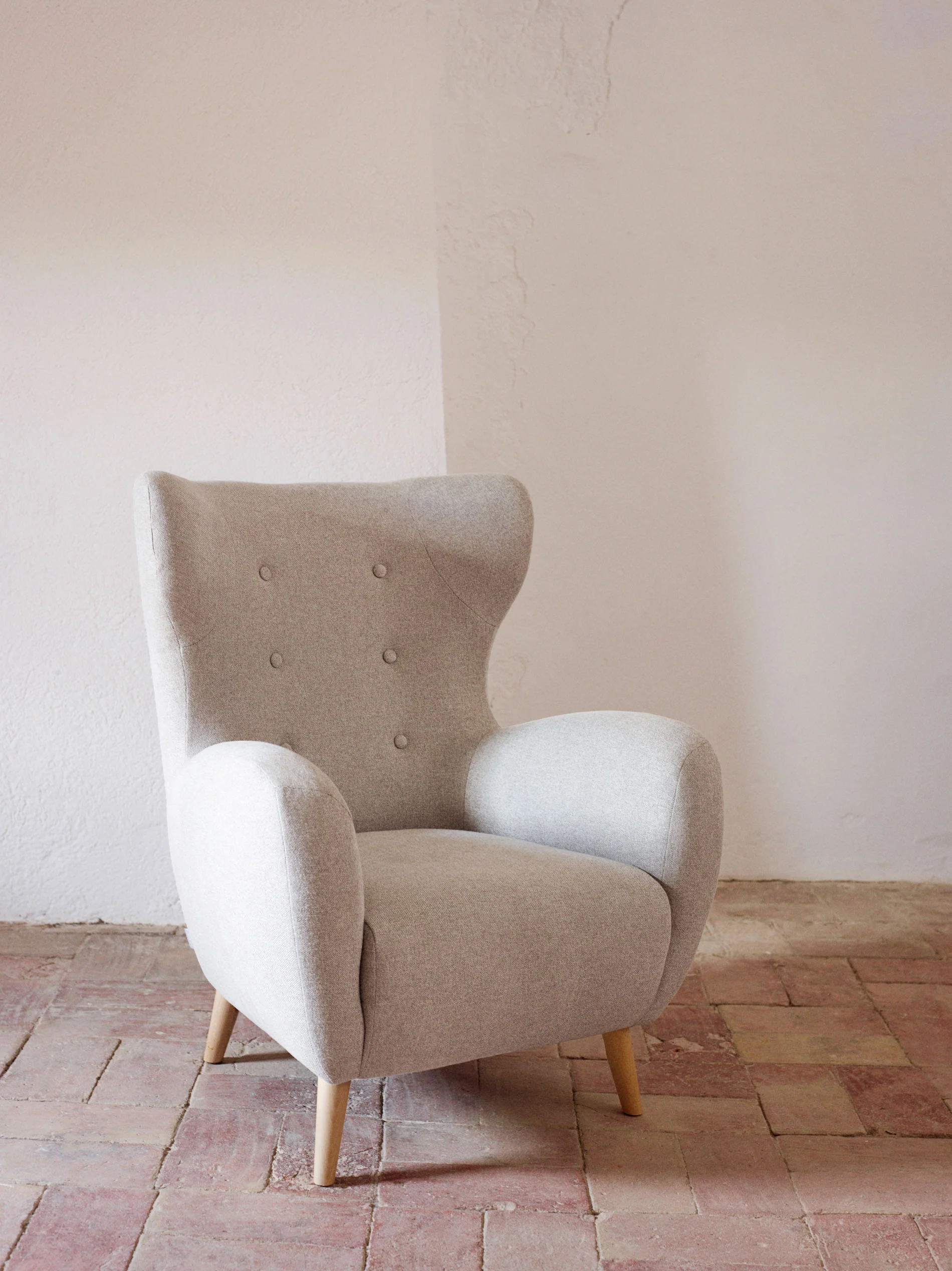 Patio beige armchair with solid beech wood legs FSC Mix Credit - Image 4
