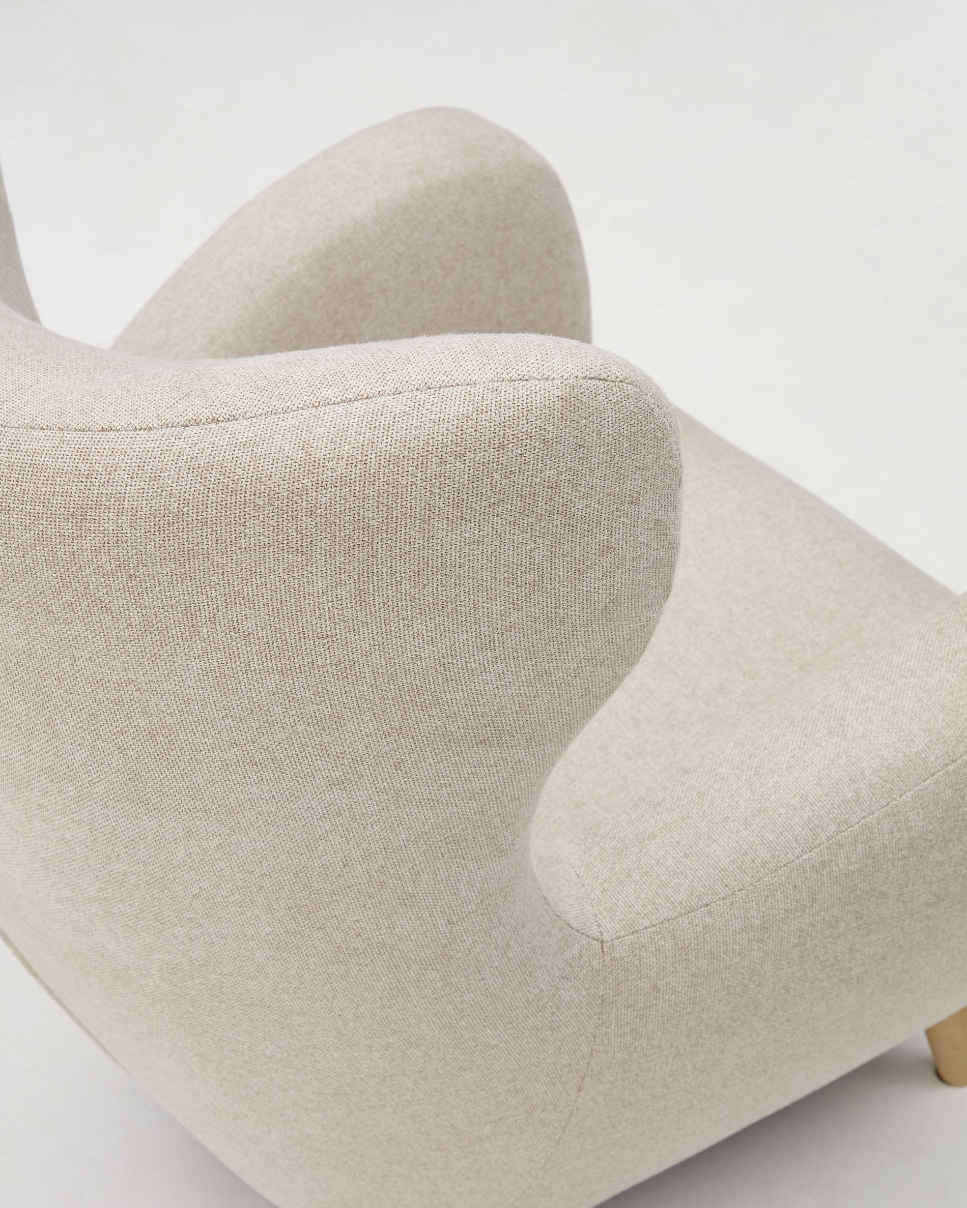 Patio beige armchair with solid beech wood legs FSC Mix Credit - Image 9